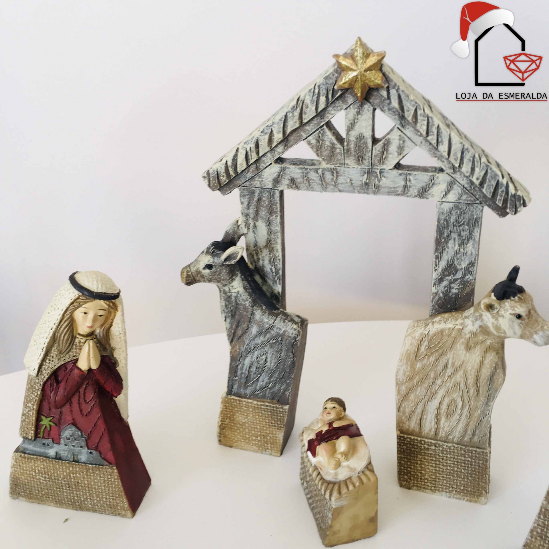 Conjunto de presépio em madeira com figuras e estrutura com estrela dourada