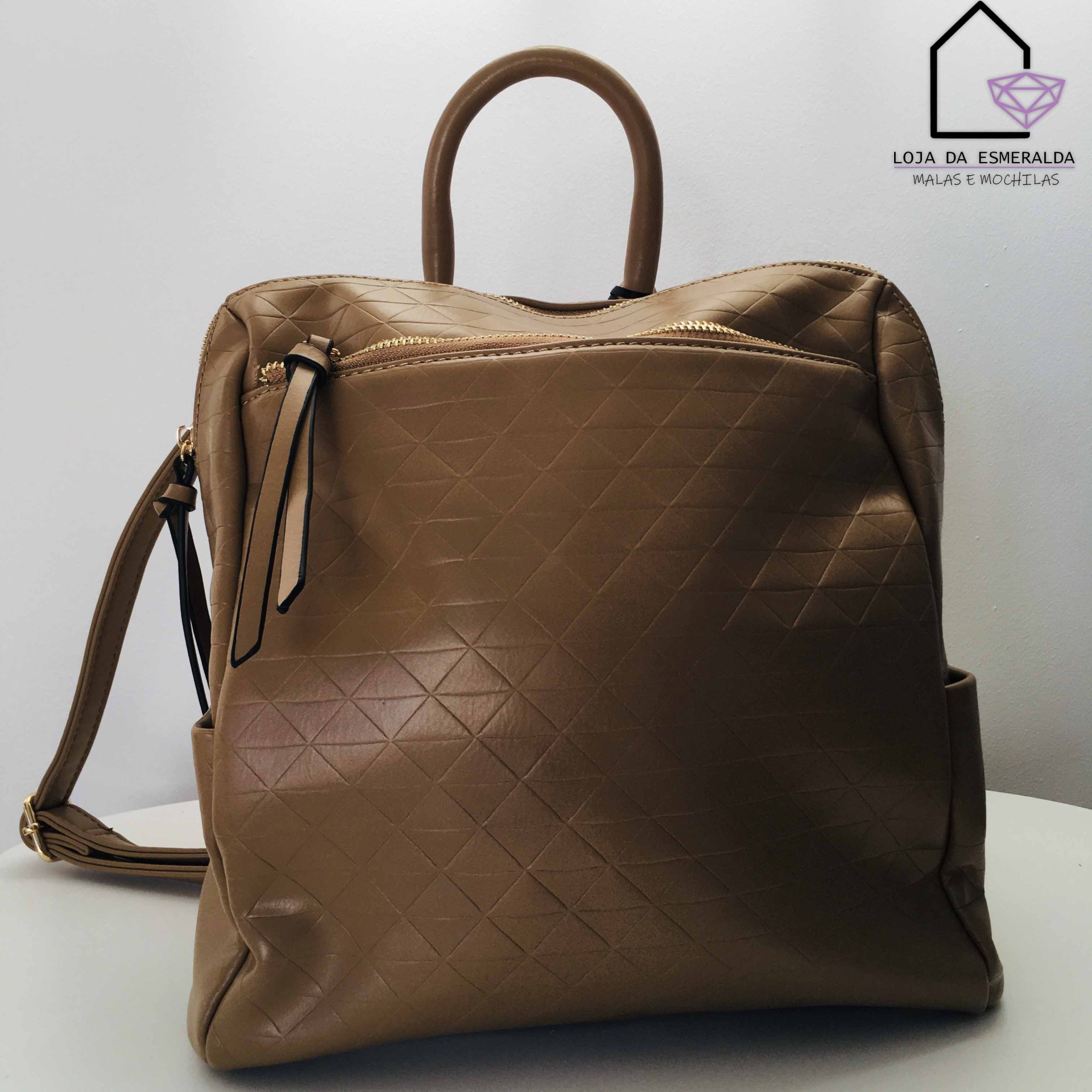 Mochila castanha clara com padrão geométrico e fecho zip dourado