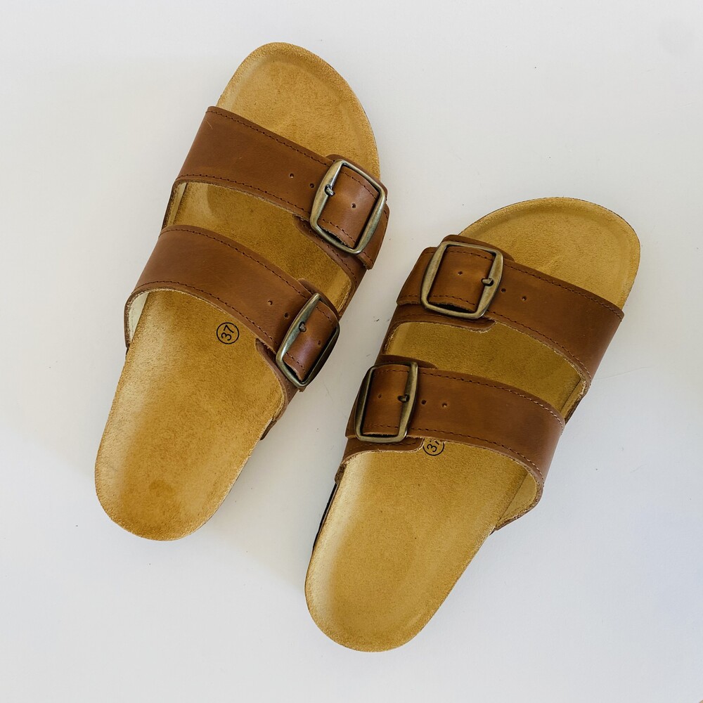 Sandálias castanhas com duplas tiras em couro e fivelas metálicas