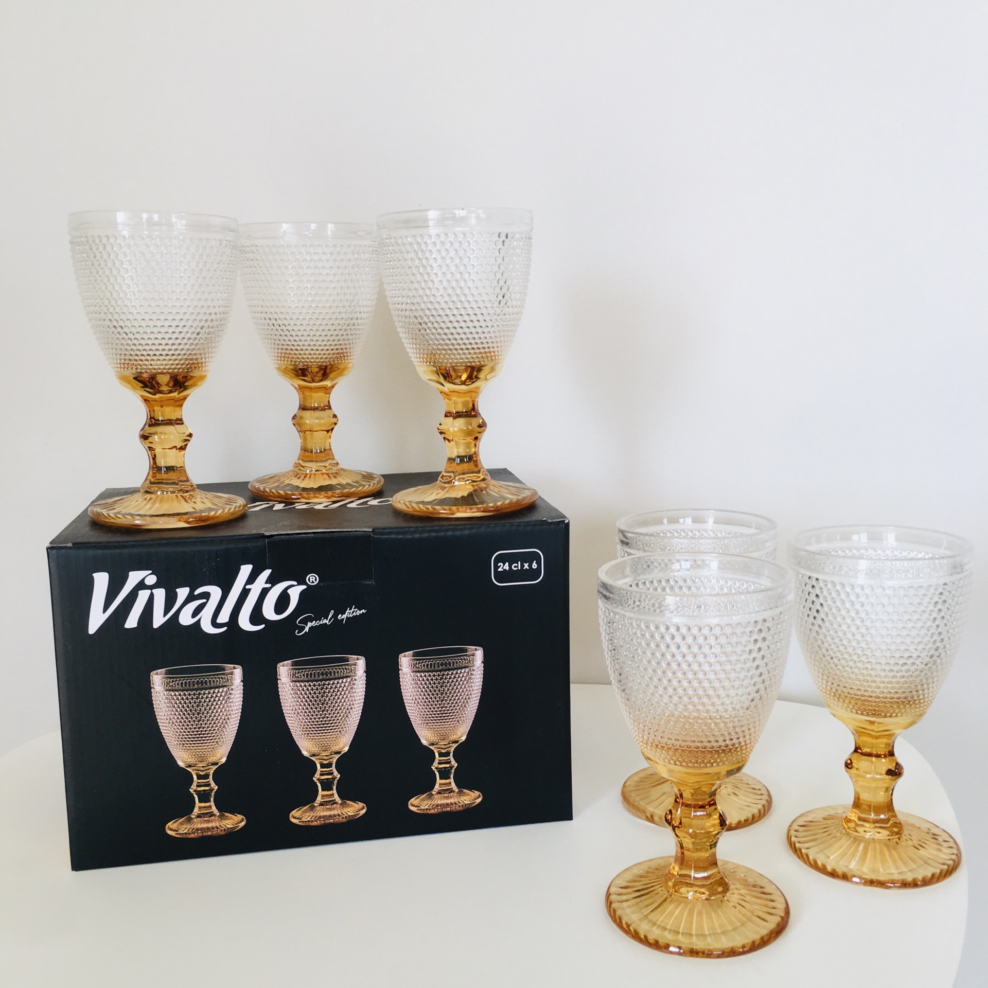 Conjunto de seis copos de vidro âmbar texturizados Vivalto com caixa preta