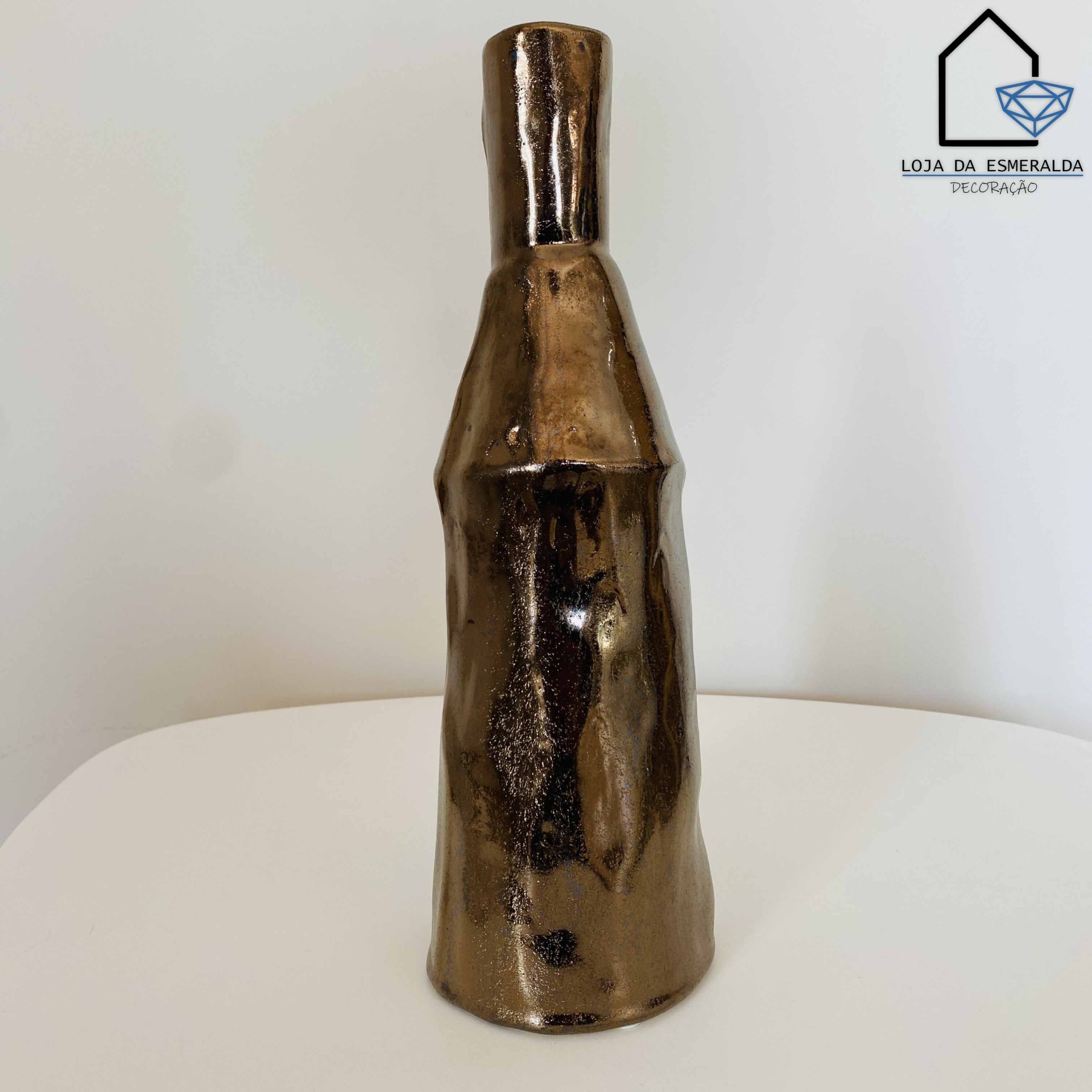 Vaso cerâmico metálico bronze em fundo branco com logótipo