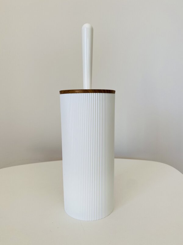 Escova sanitária branca com suporte branco texturizado e tampa de madeira