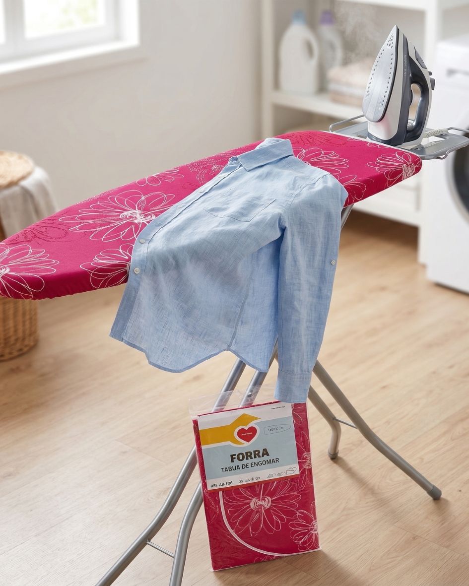 Tábua de engomar com capa vermelha, ferro e camisa azul clara