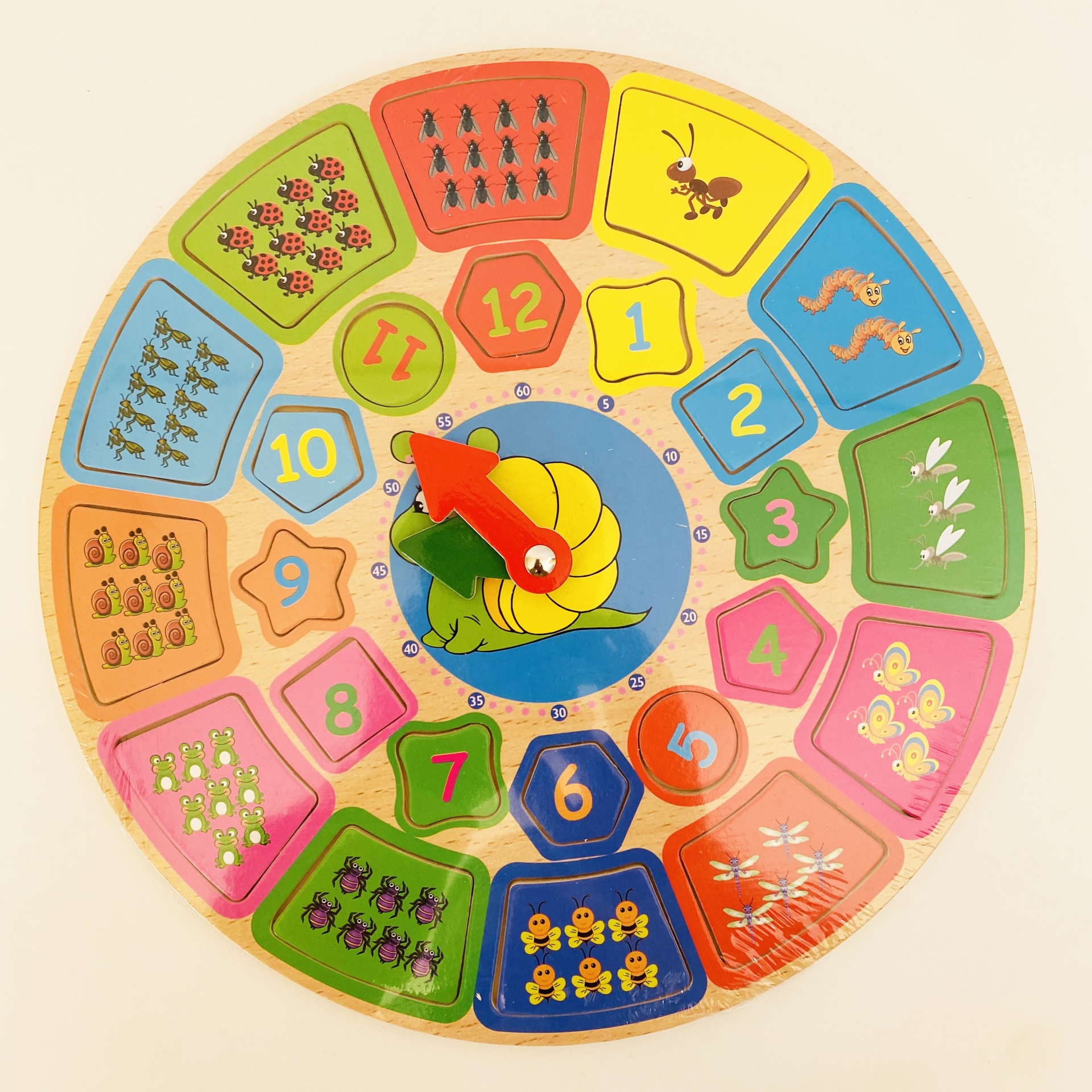 Jogo infantil de madeira redondo com números e desenhos de insetos