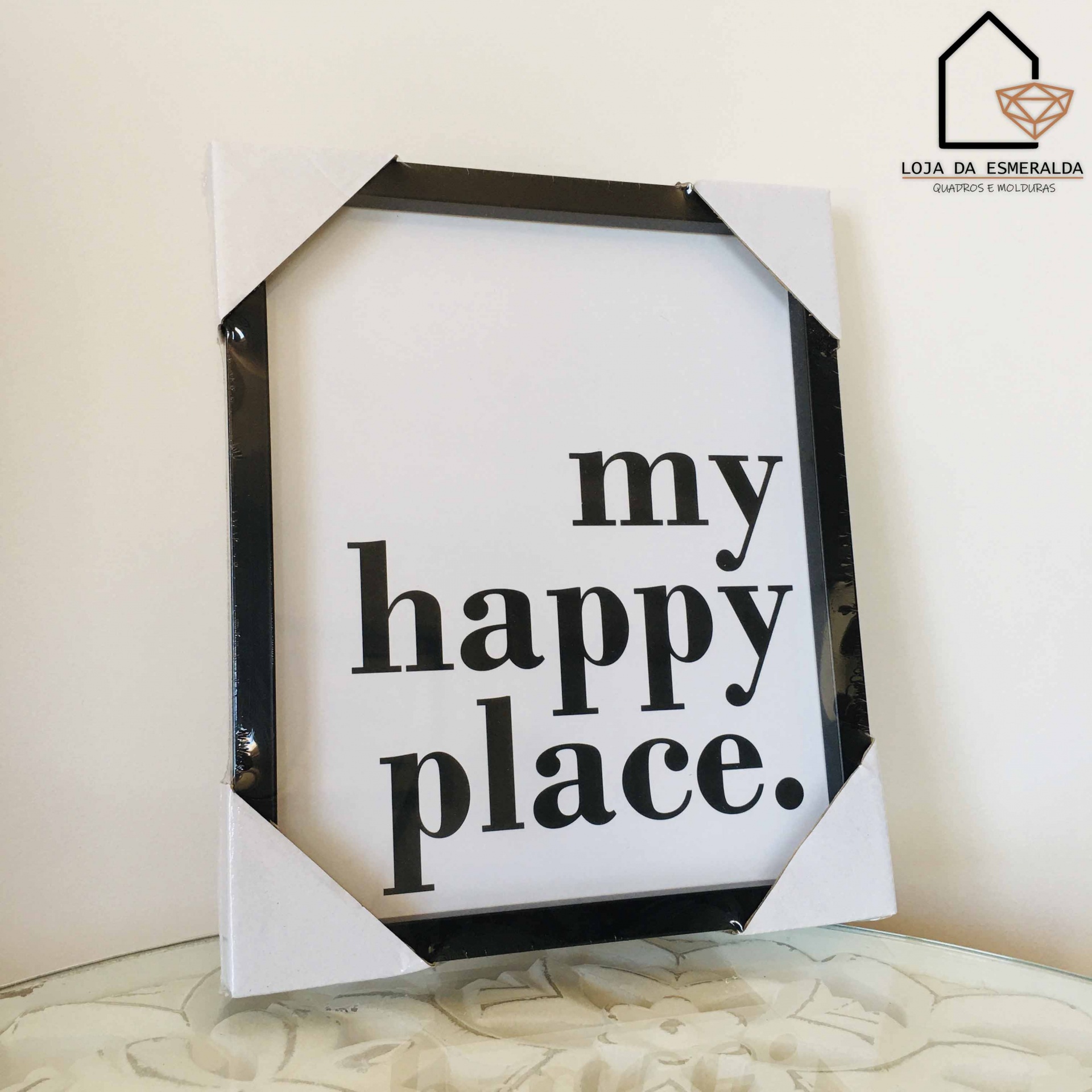 Quadro decorativo com frase 'my happy place.' em moldura preta