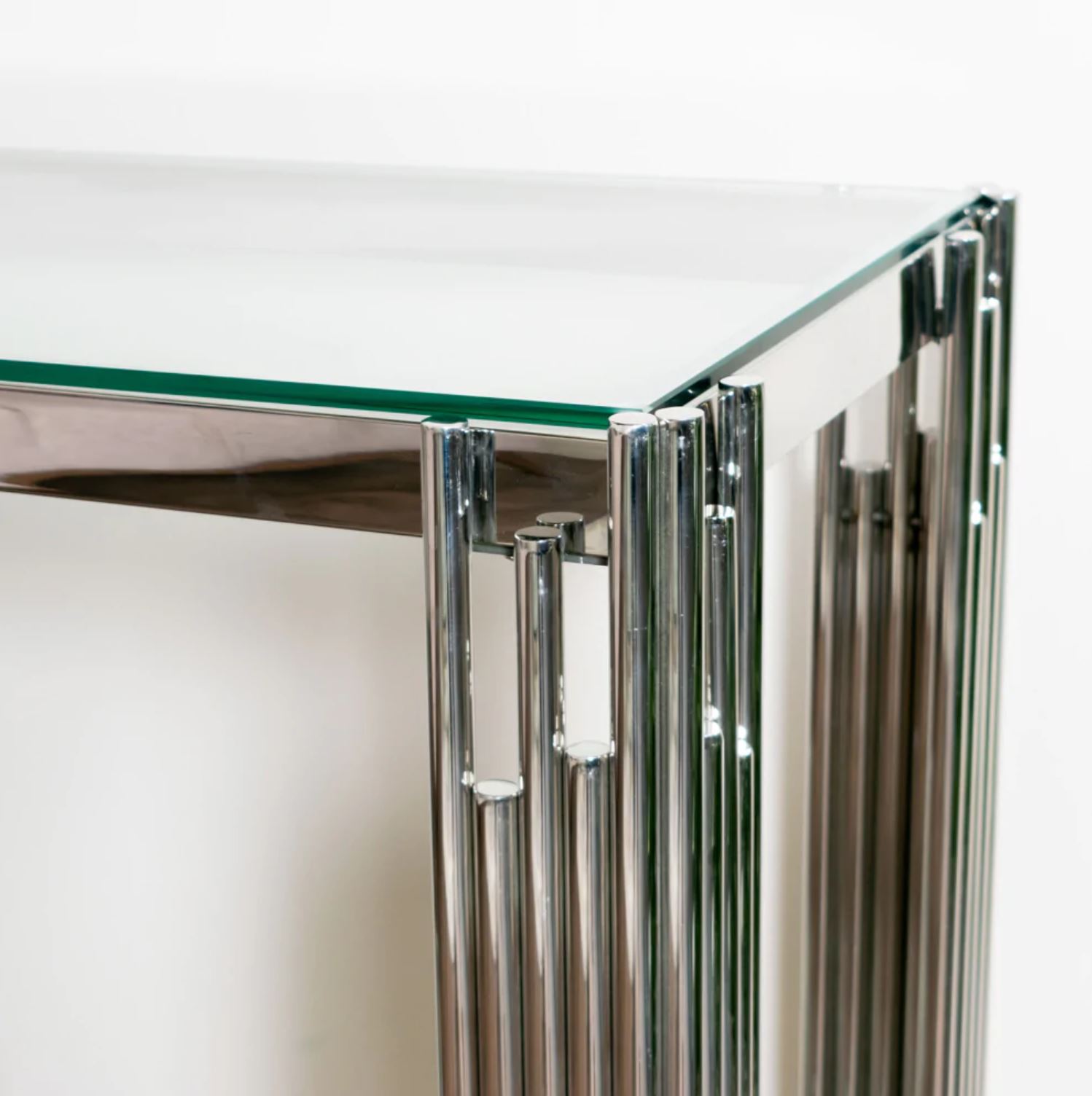 Mesa com tampo de vidro e estrutura metálica prateada