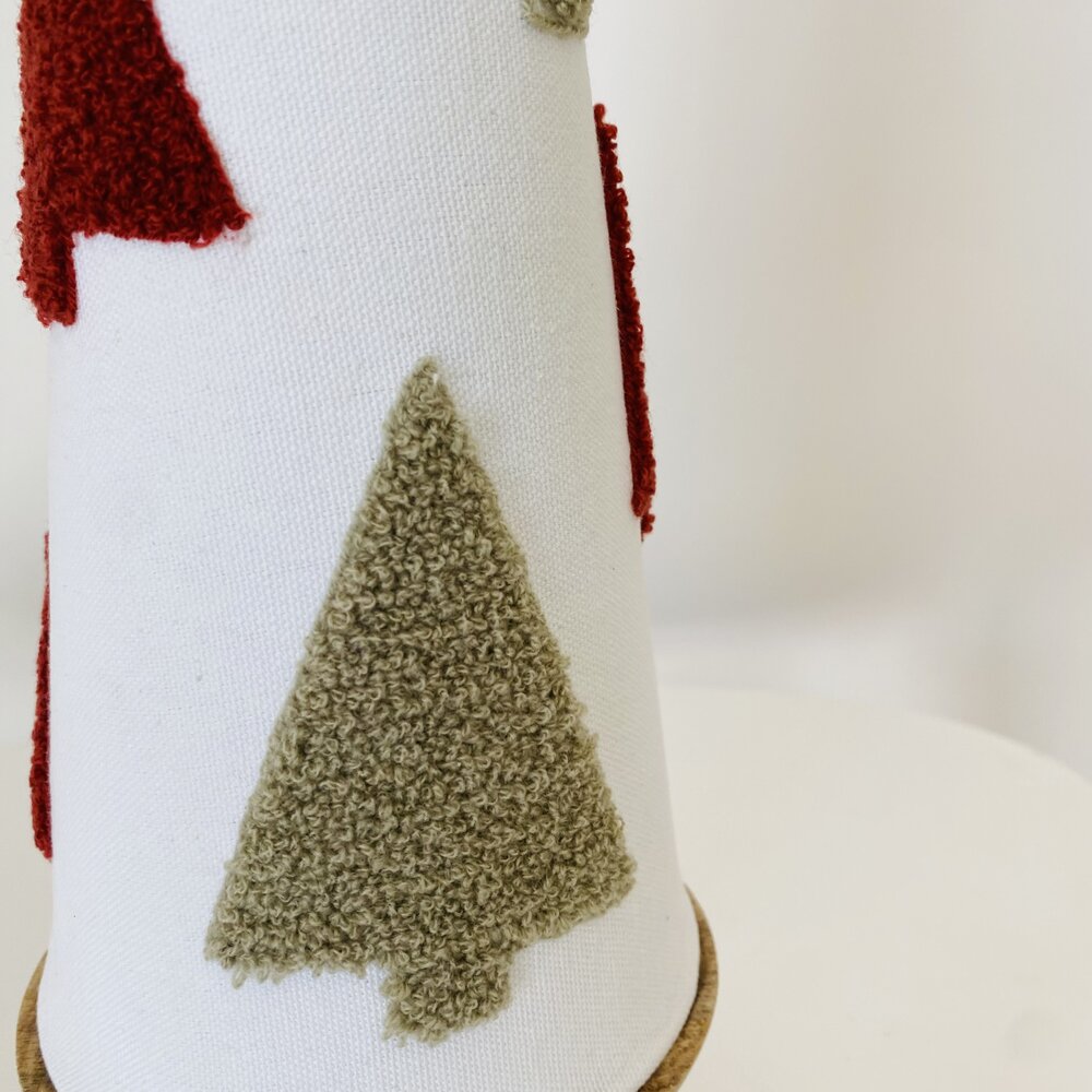 Cone decorativo branco com árvores texturizadas vermelho e verde