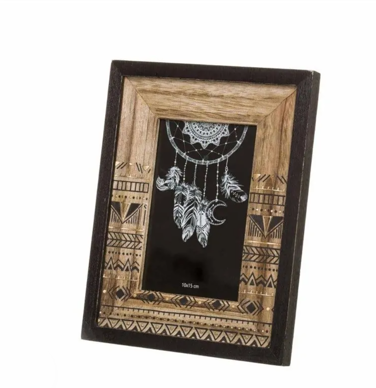 Moldura de fotografia em madeira com padrões geométricos e filtro dos sonhos sobre fundo preto