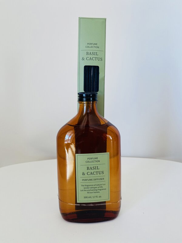 Difusor de perfume BASIL & CACTUS com frasco castanho e tampa preta, rótulo e caixa verdes