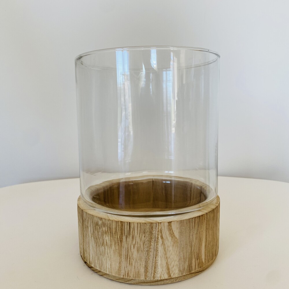 Recipiente de vidro com base de madeira clara