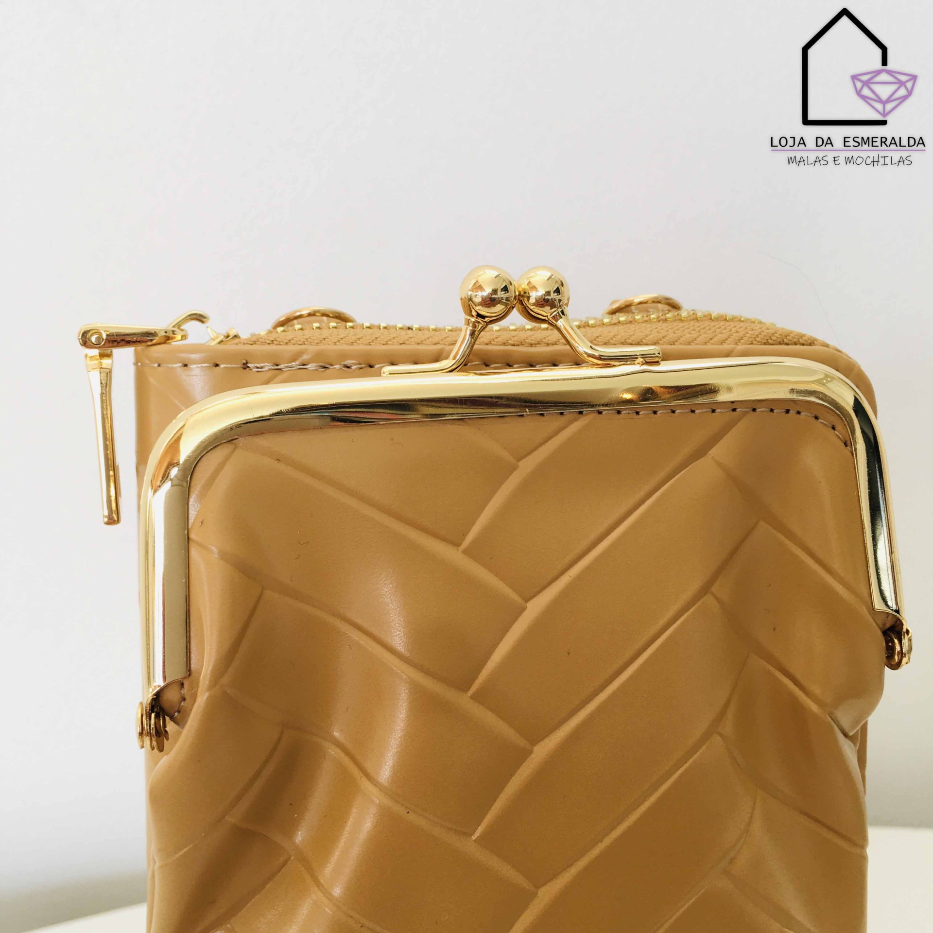 Carteira castanha com padrão trançado e fecho metálico dourado