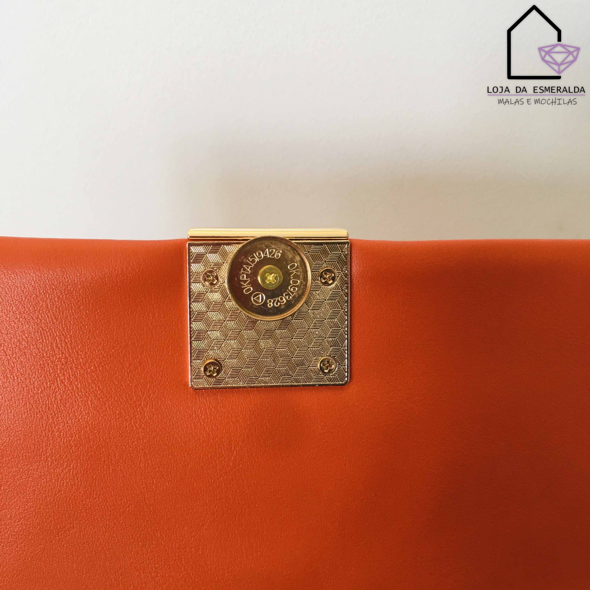 Mala laranja com fecho dourado e logotipo da loja
