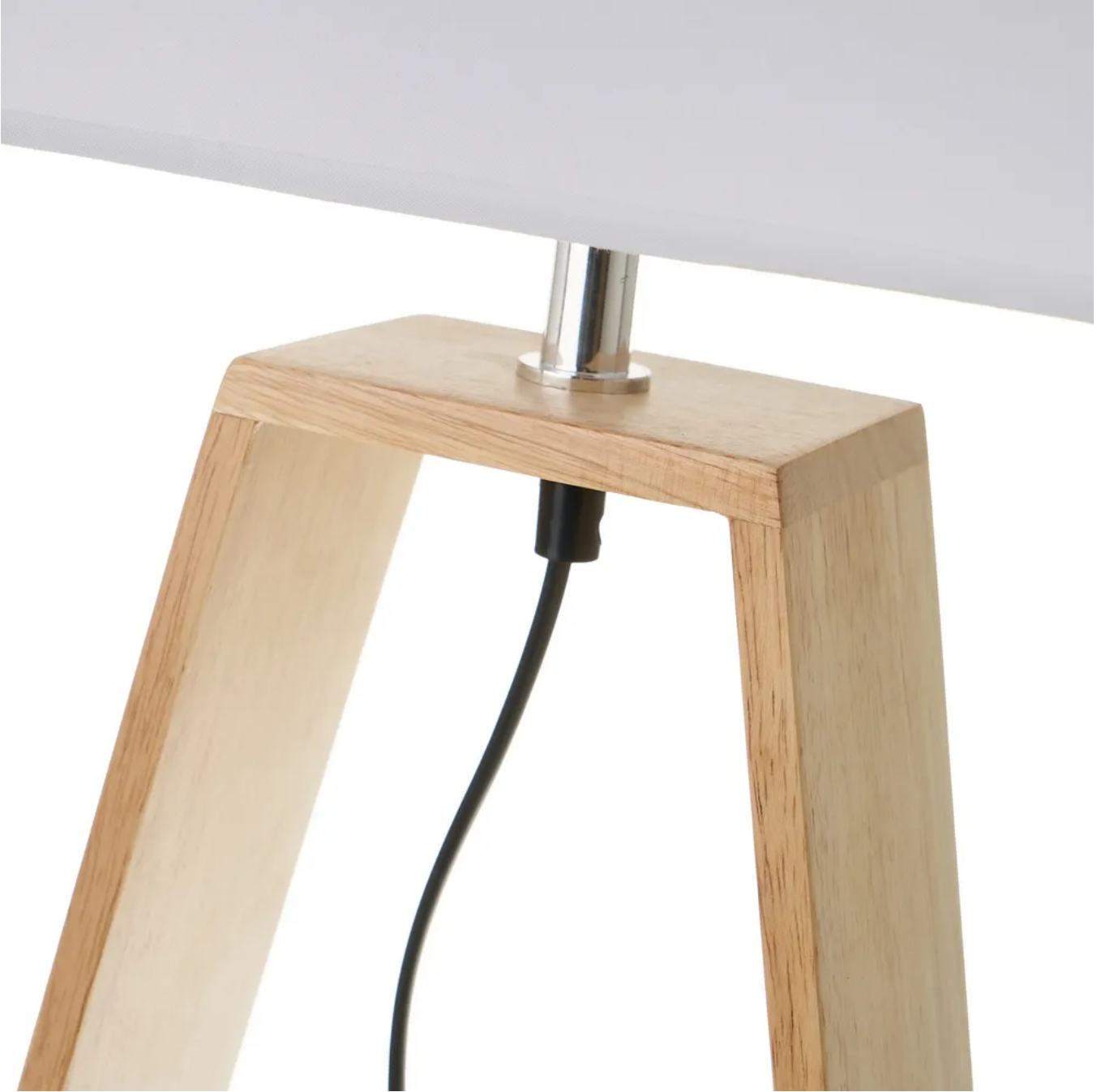 Candeeiro de mesa com base em madeira clara e aba branca.