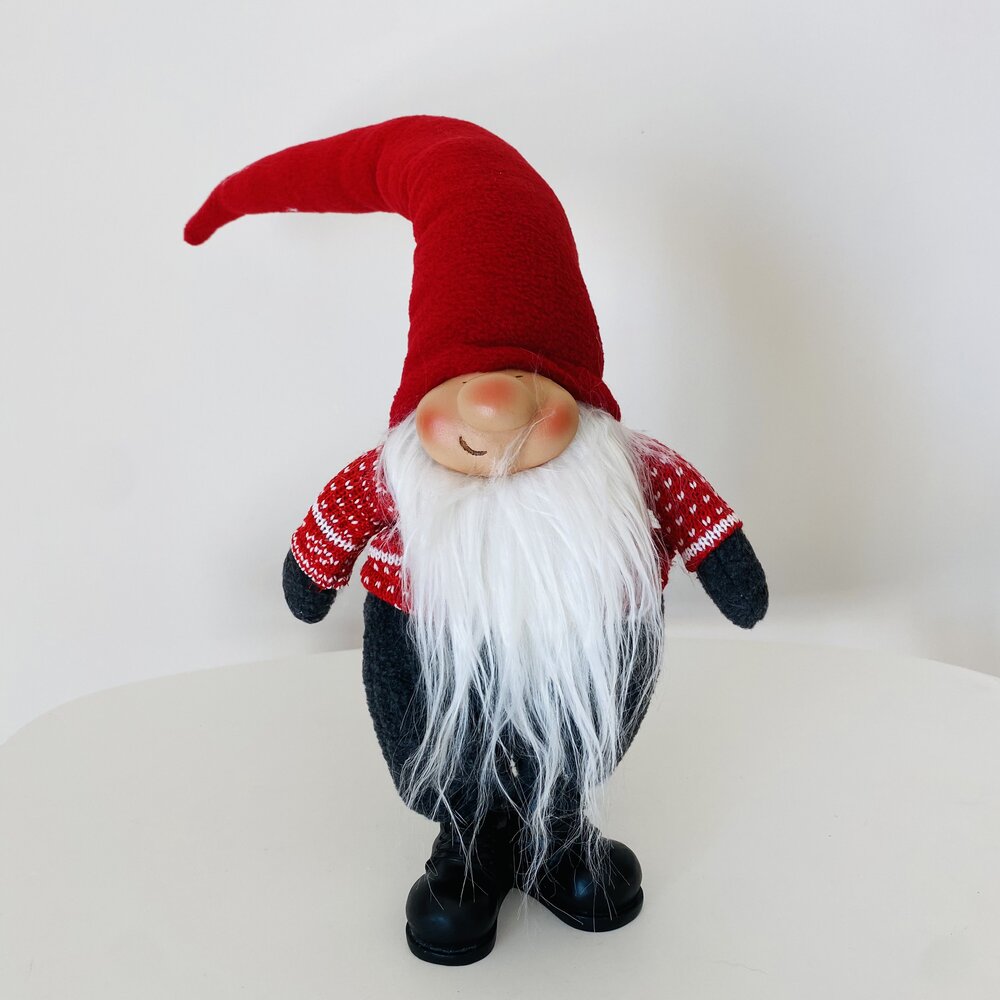 Figura decorativa de gnomo de Natal com chapéu e roupa vermelha e preta.