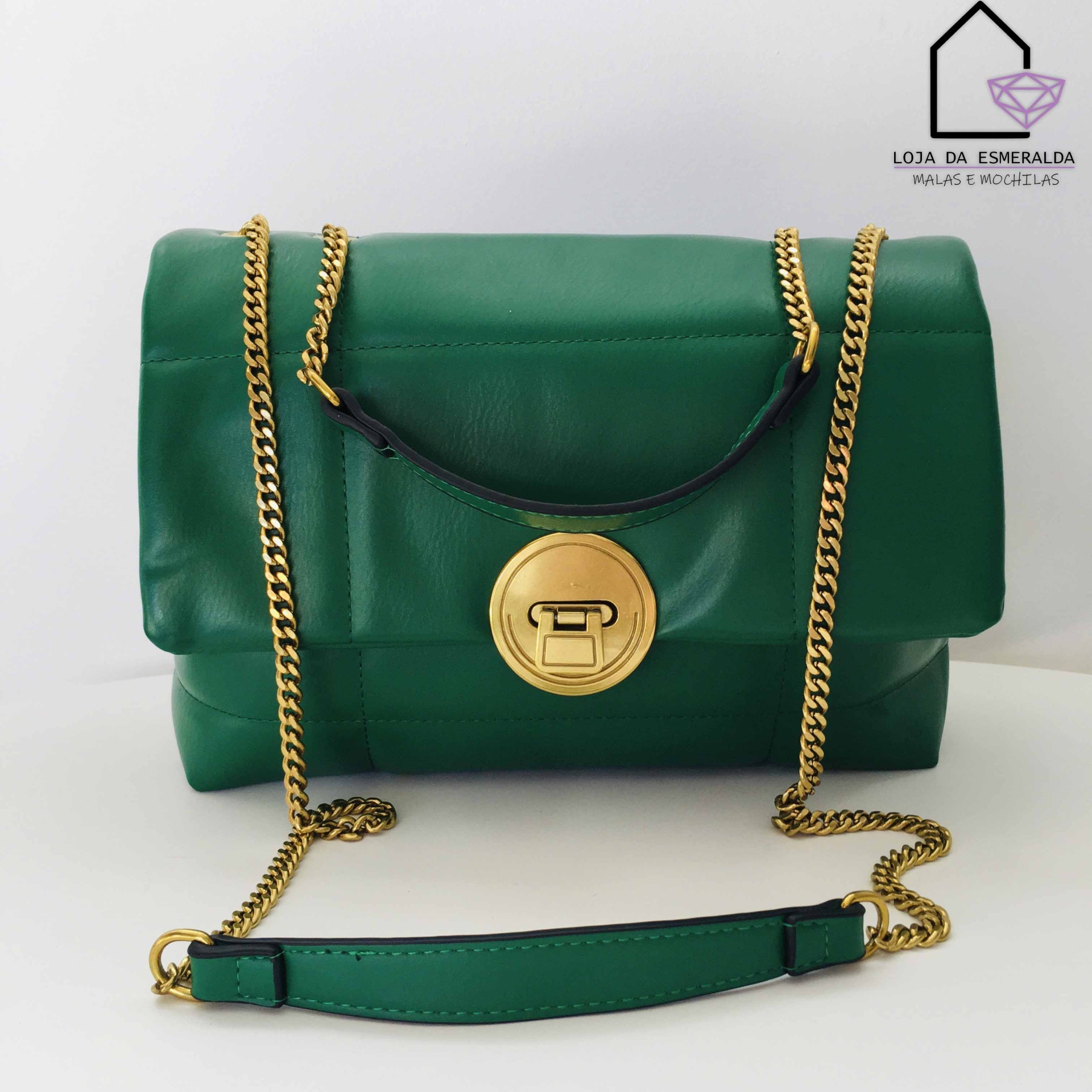 Mala verde de couro com corrente dourada e fecho redondo
