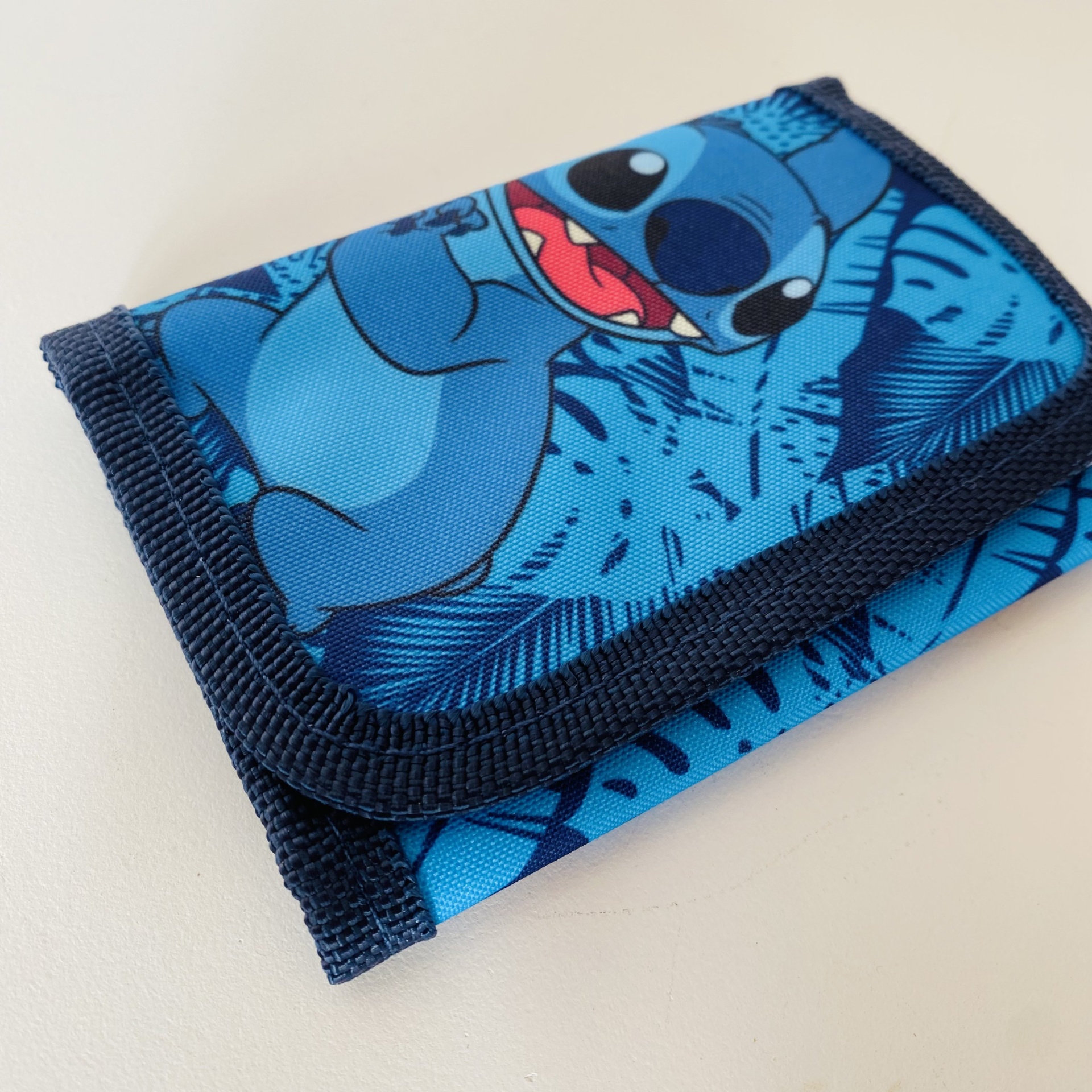 Carteira azul com personagem Stitch estampado e bordas costuradas