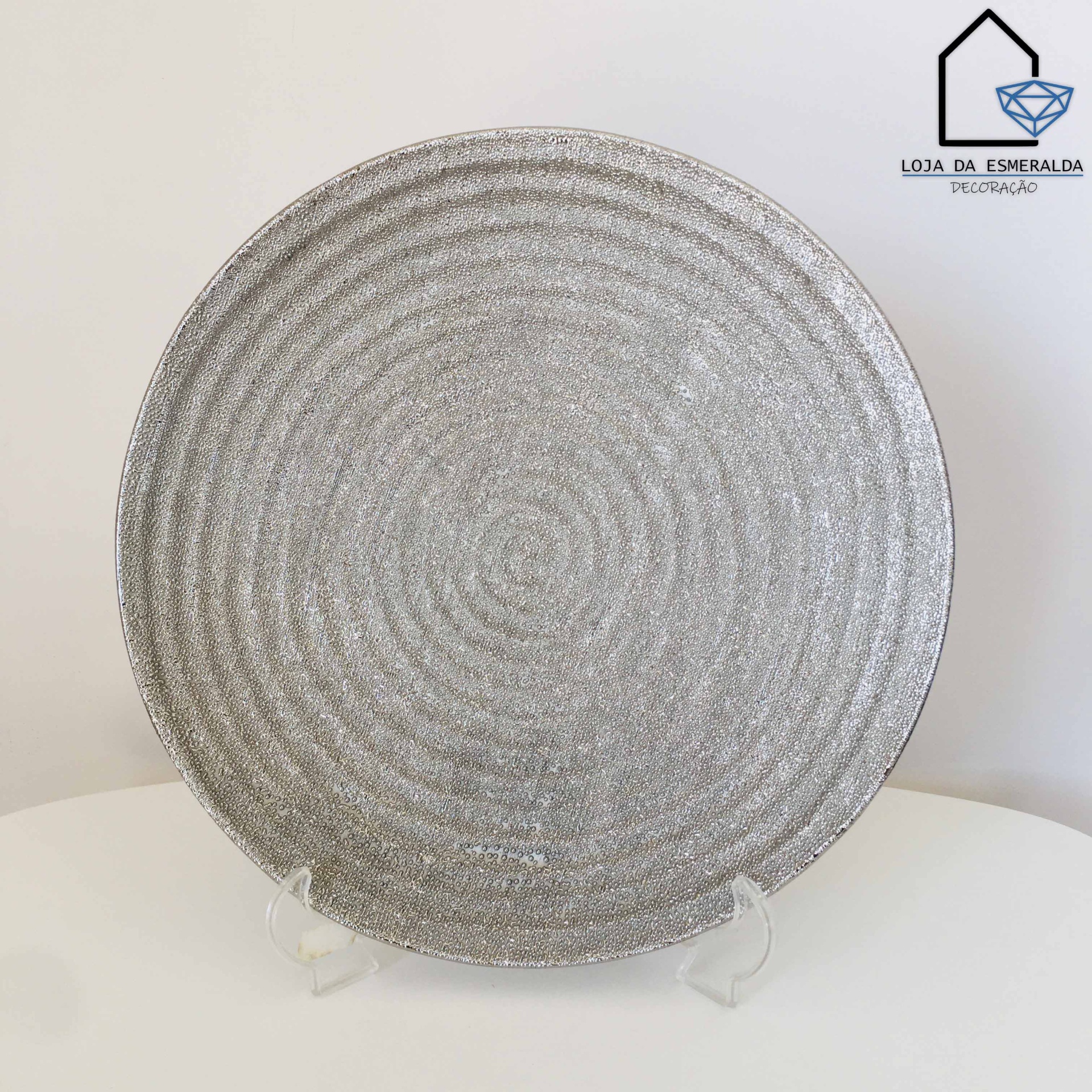 Prato decorativo prateado com padrão espiral texturizado em suporte transparente