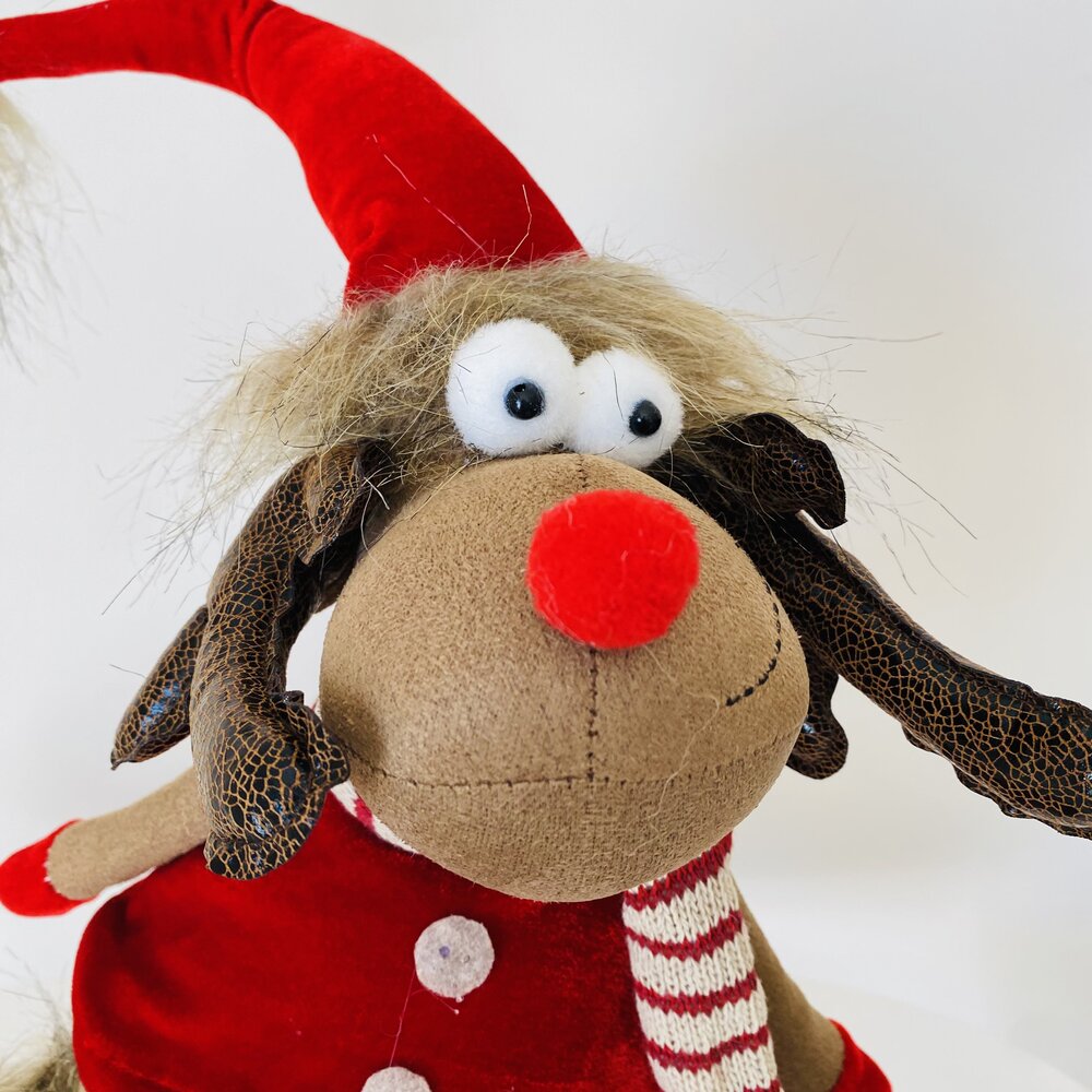 Pelúcia de rena de Natal com nariz e roupa vermelha