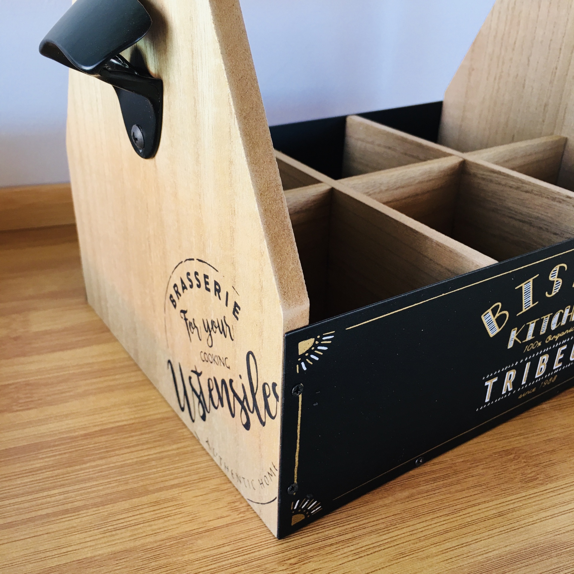 Organizador de utensílios de cozinha em madeira clara e preta com alça e compartimentos