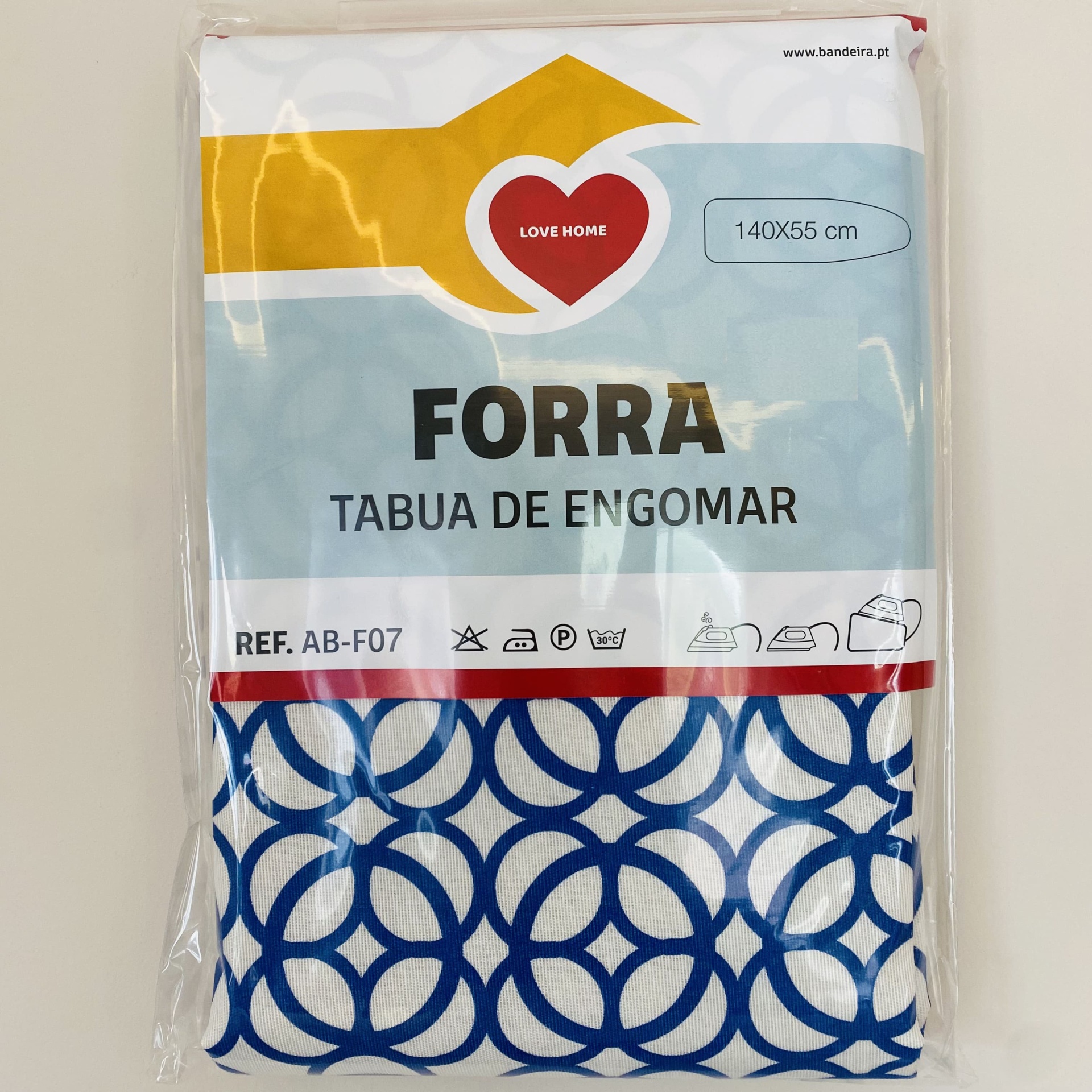Forra para tábua de engomar azul e branca embalada em plástico