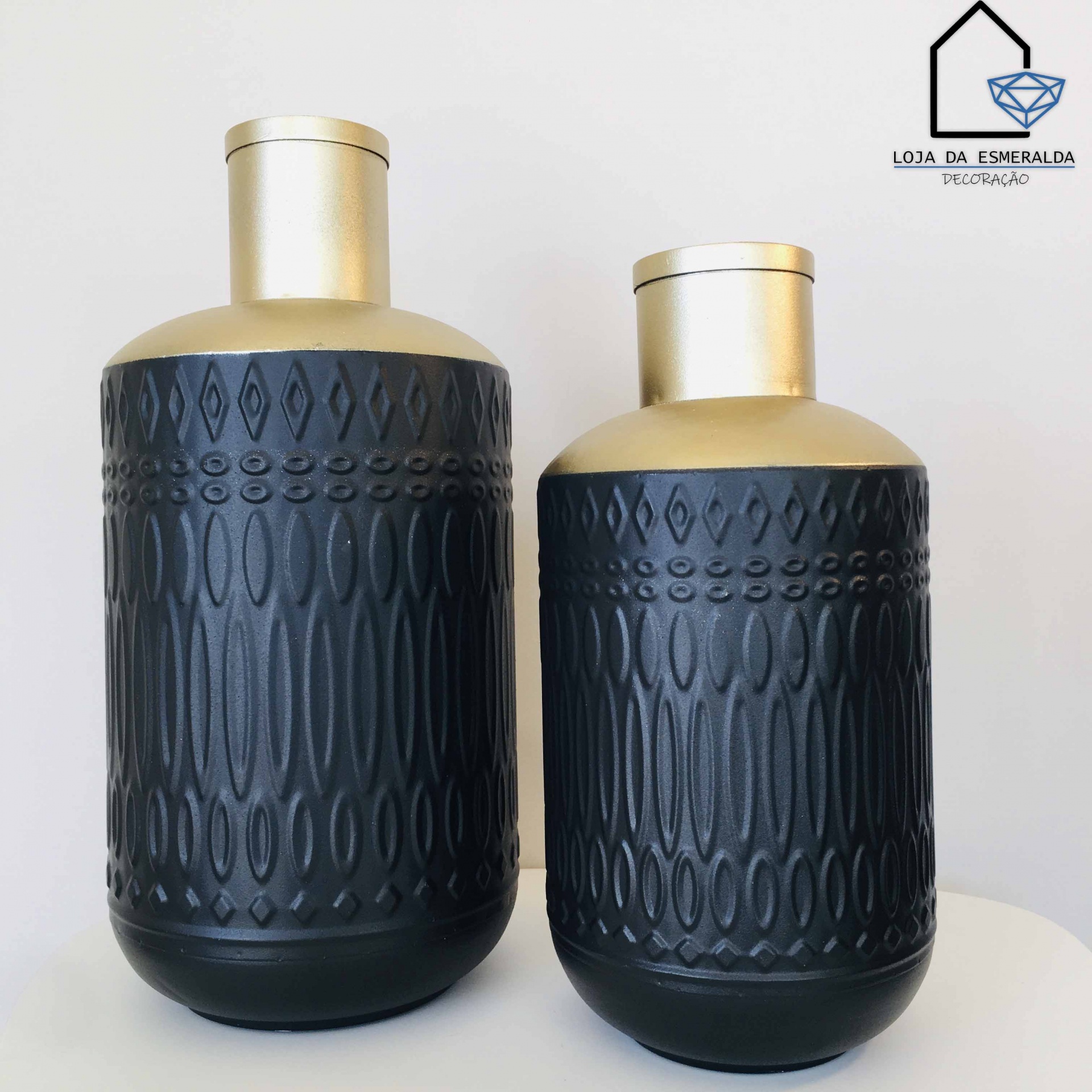 Dois vasos decorativos preto e dourado com padrão geométrico em relevo