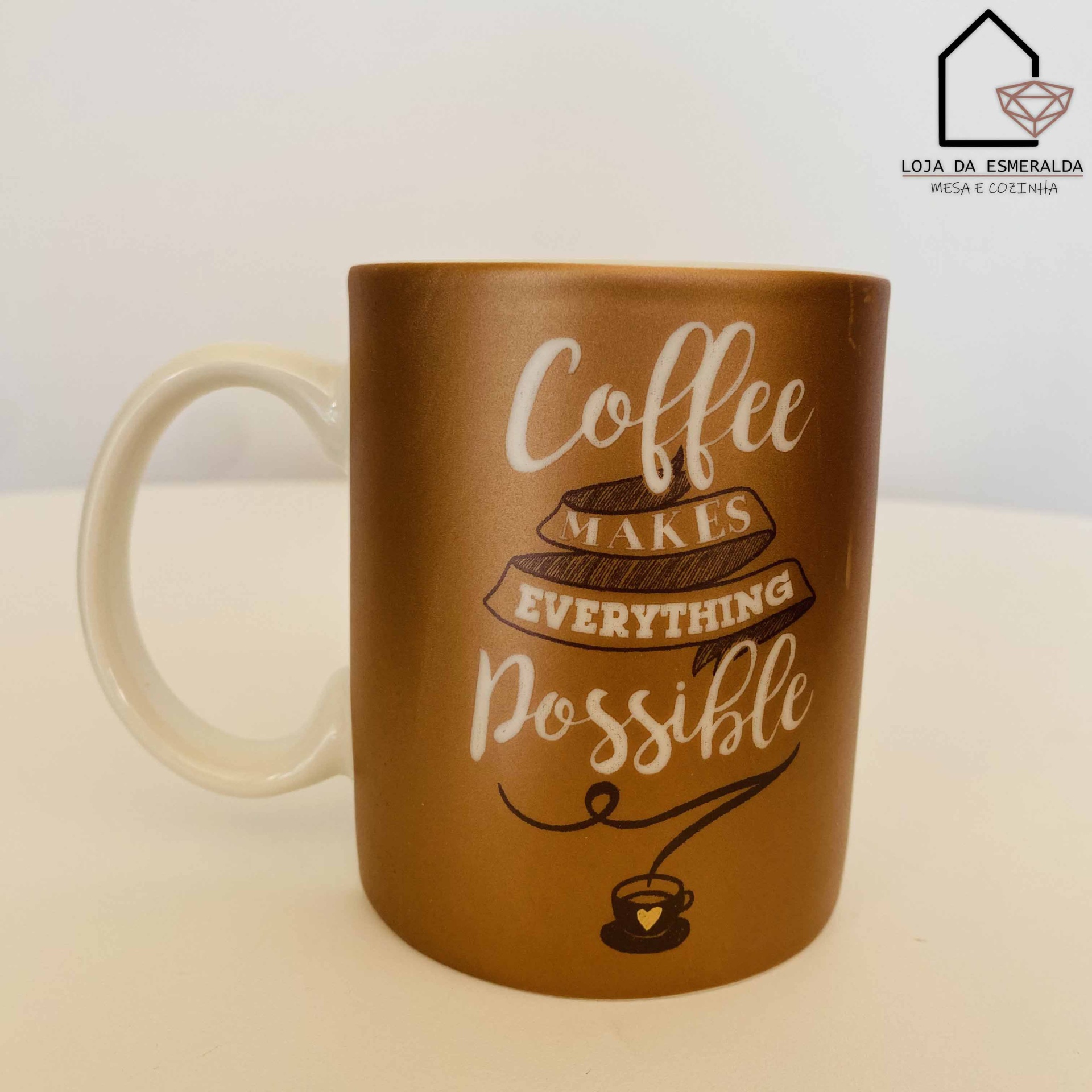 Caneca castanha metálica com pega branca e texto decorativo