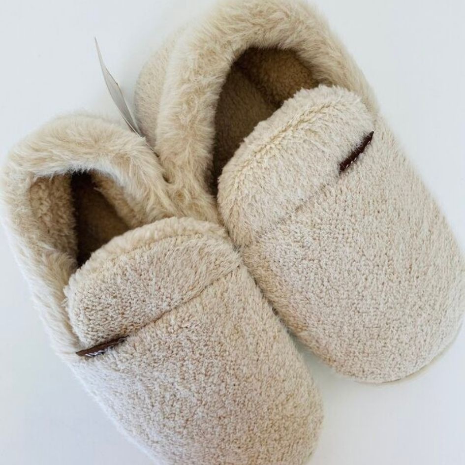 Chinelos de casa felpudos bege claro com interior em pelo