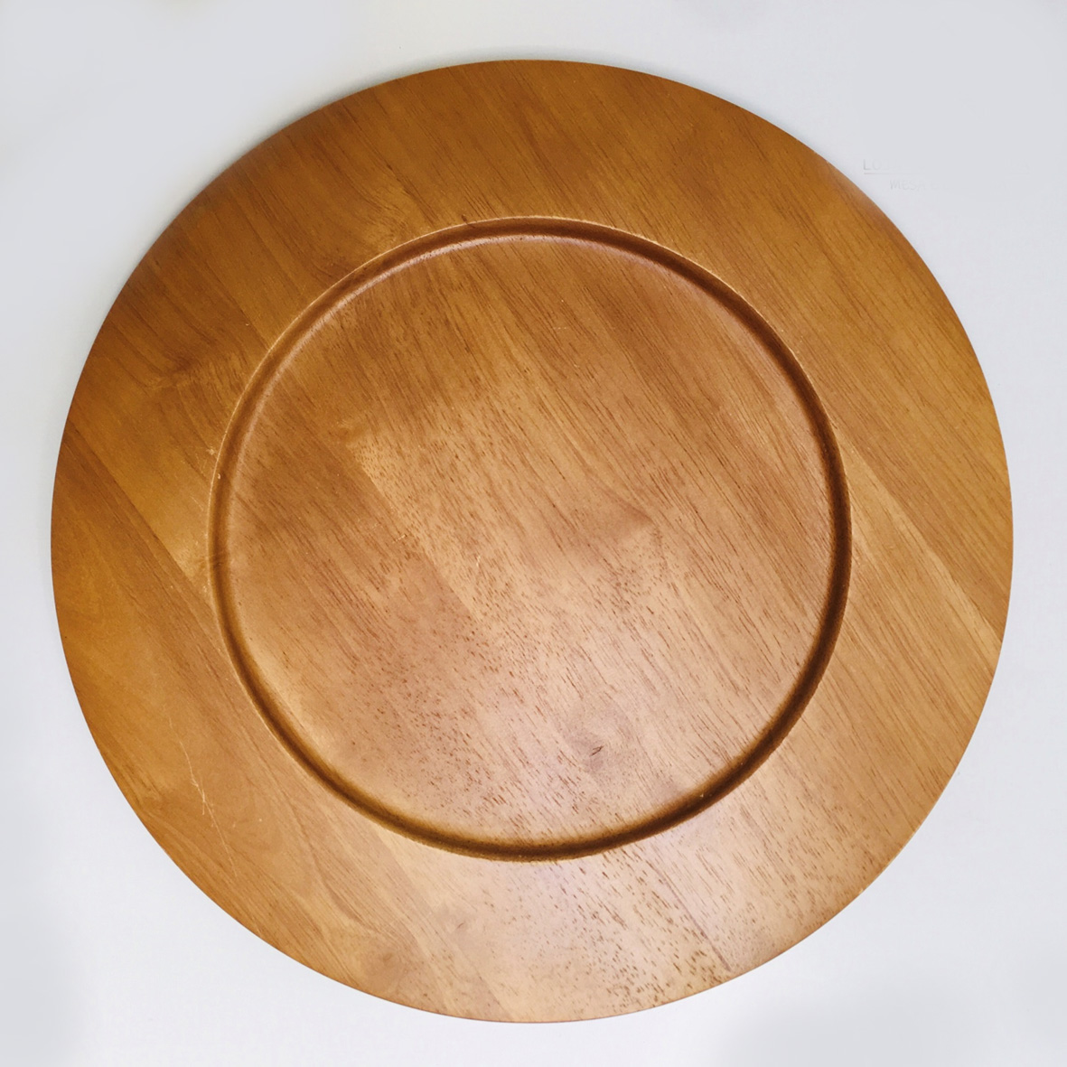 Prato redondo de madeira clara com textura lisa