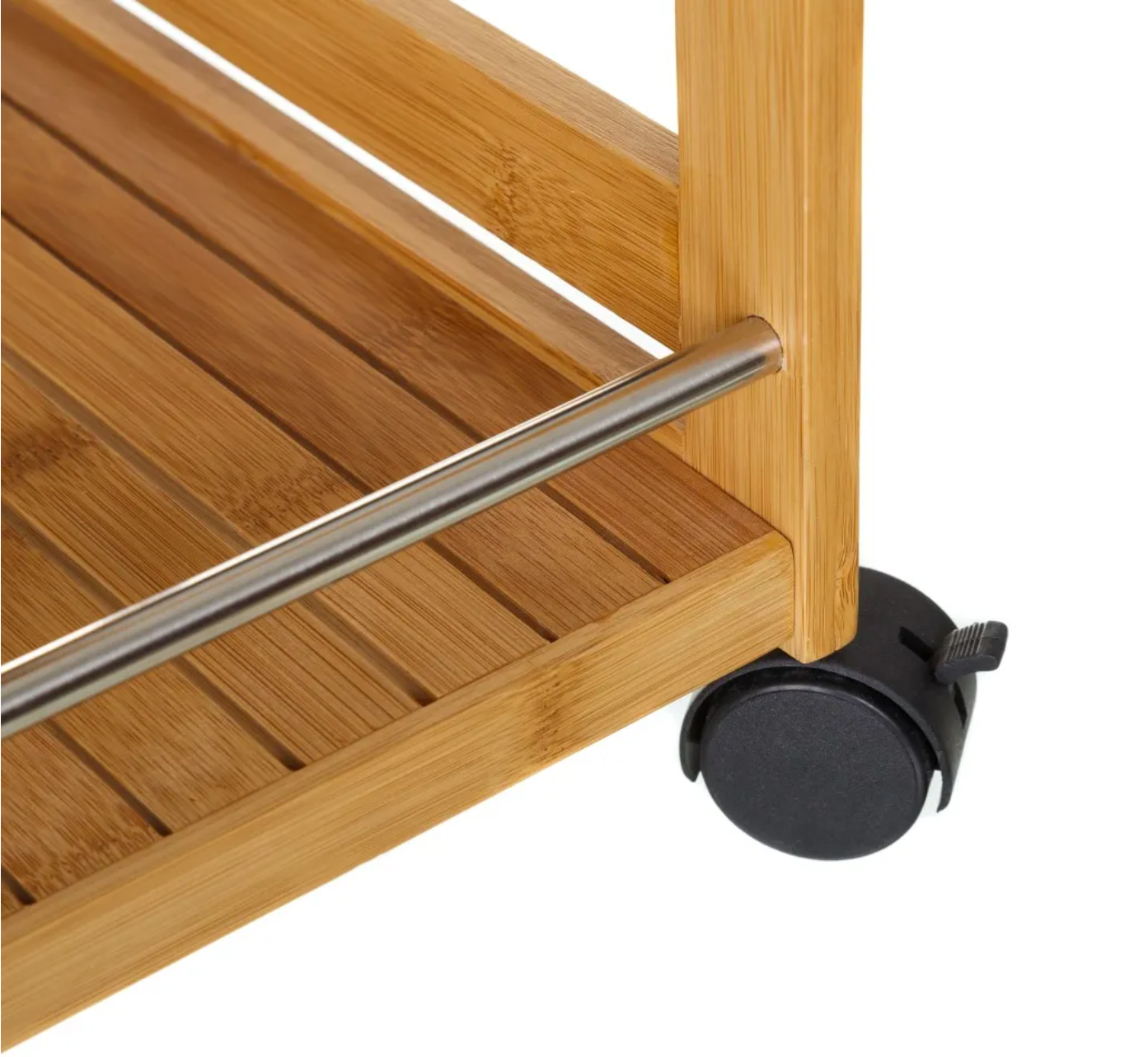 Carrinho móvel de madeira clara com barra metálica e rodízios pretos