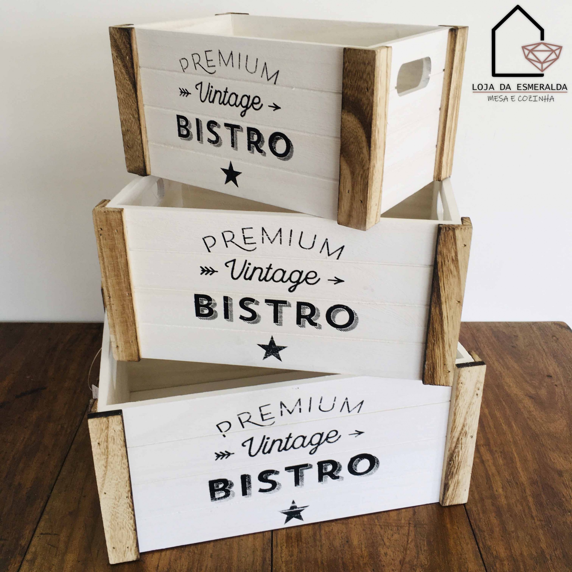 Caixas de madeira brancas com inscrições Vintage Bistro empilhadas