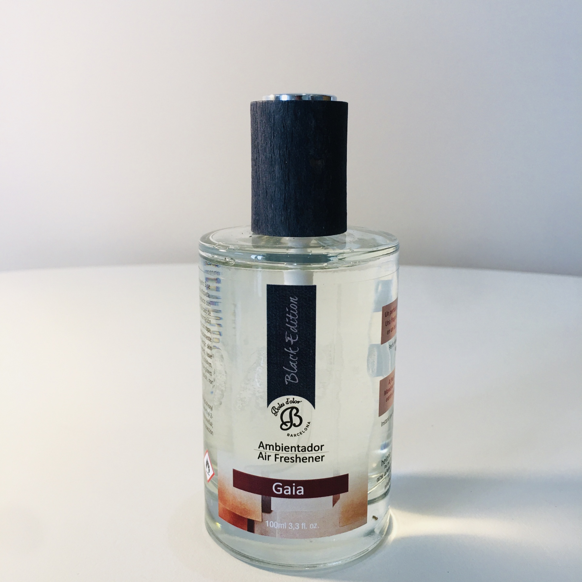 Frasco de ambientador Gaia com tampa preta sobre superfície branca