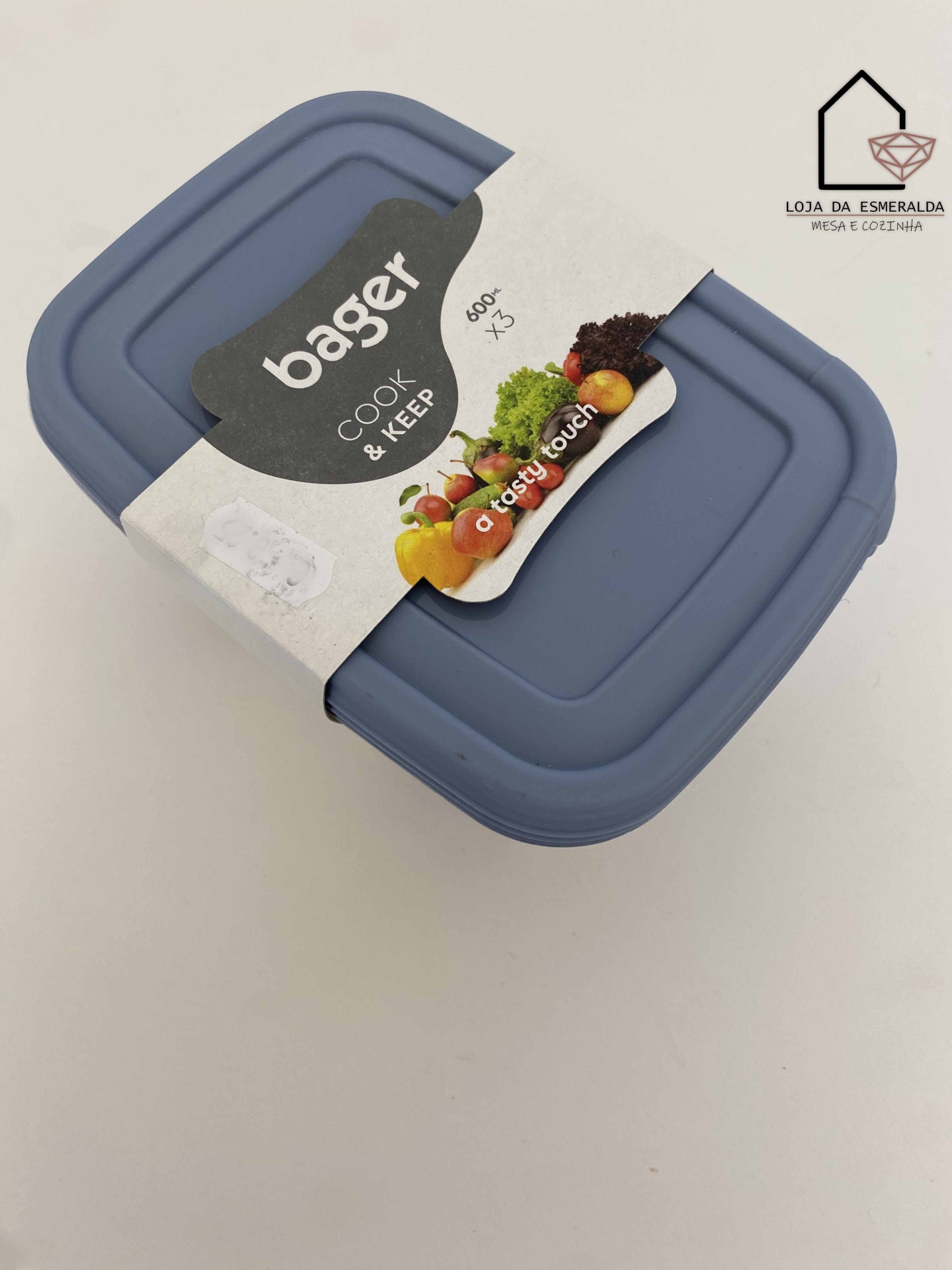 Recipiente plástico azul com tampa e faixa branca com texto e imagem de legumes