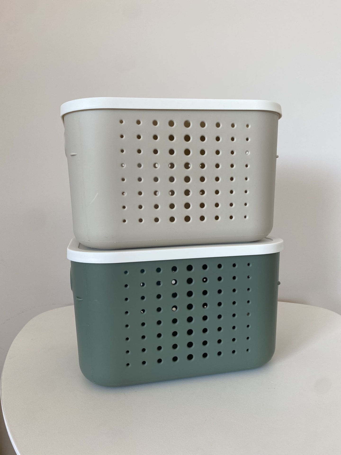 Caixas de arrumação cinzenta e verde com tampas brancas e furos circulares