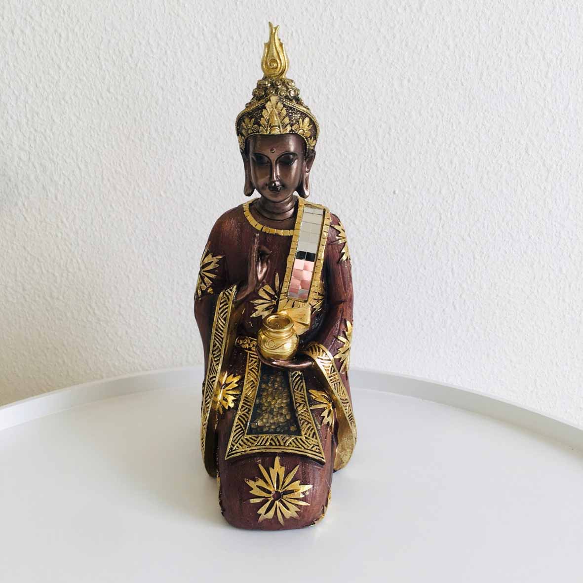 Estátua decorativa oriental em madeira com detalhes dourados