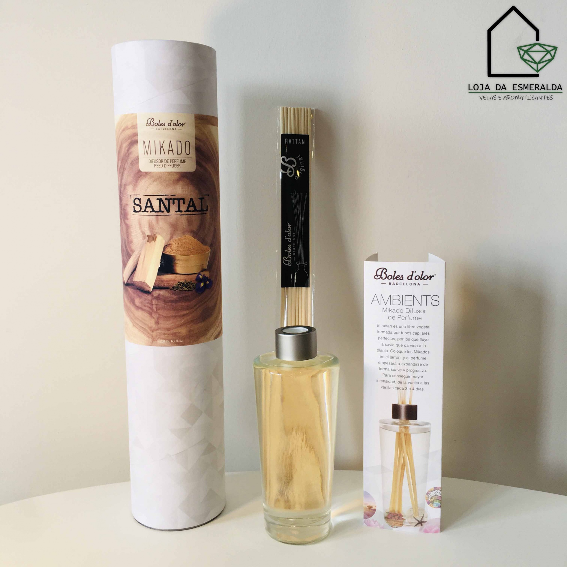 Difusor Mikado Santal Dolos d'olor com frasco de vidro, varetas de madeira, embalagem cilíndrica branca e caixa retangular