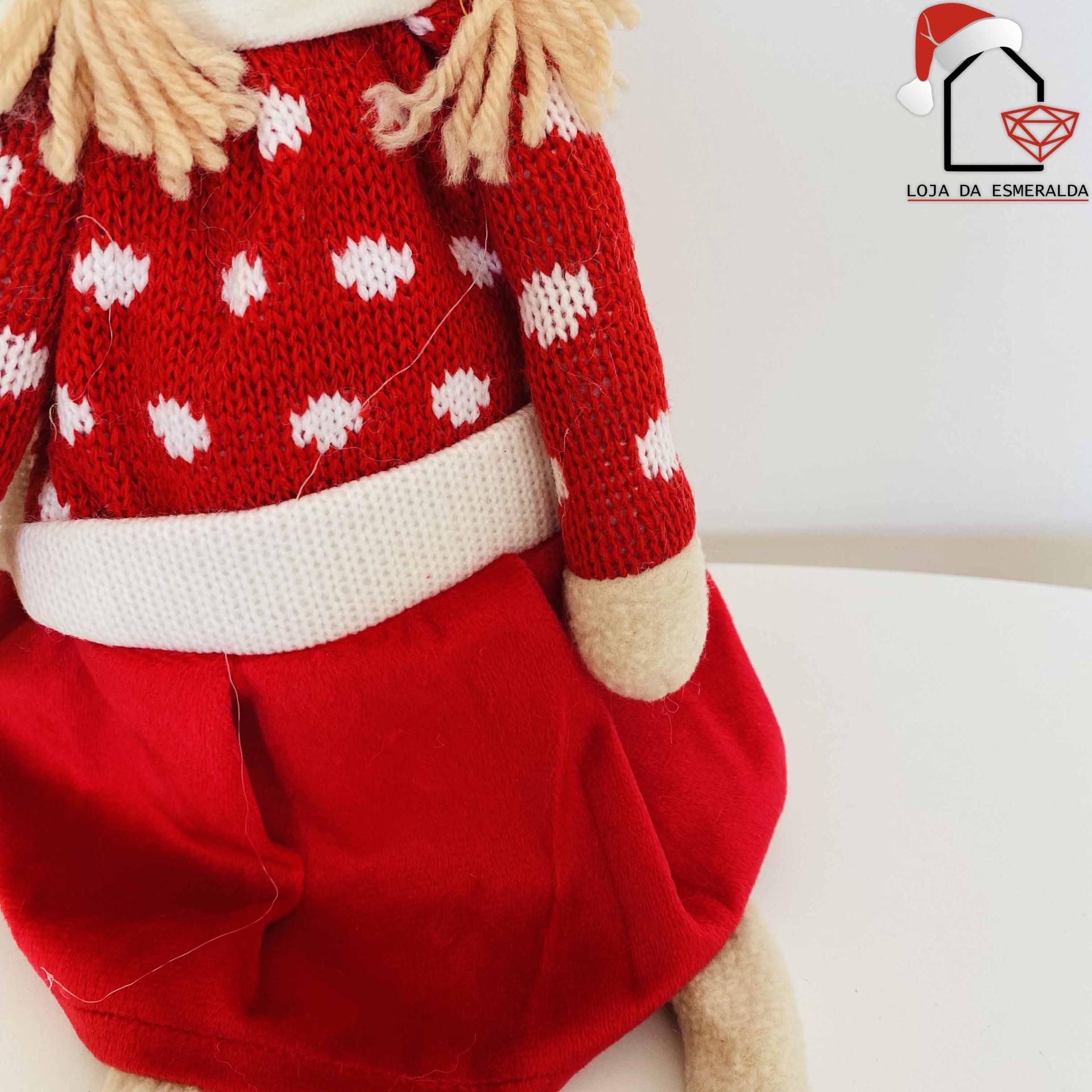 Boneca em tecido com roupa vermelha e logótipo Loja da Esmeralda