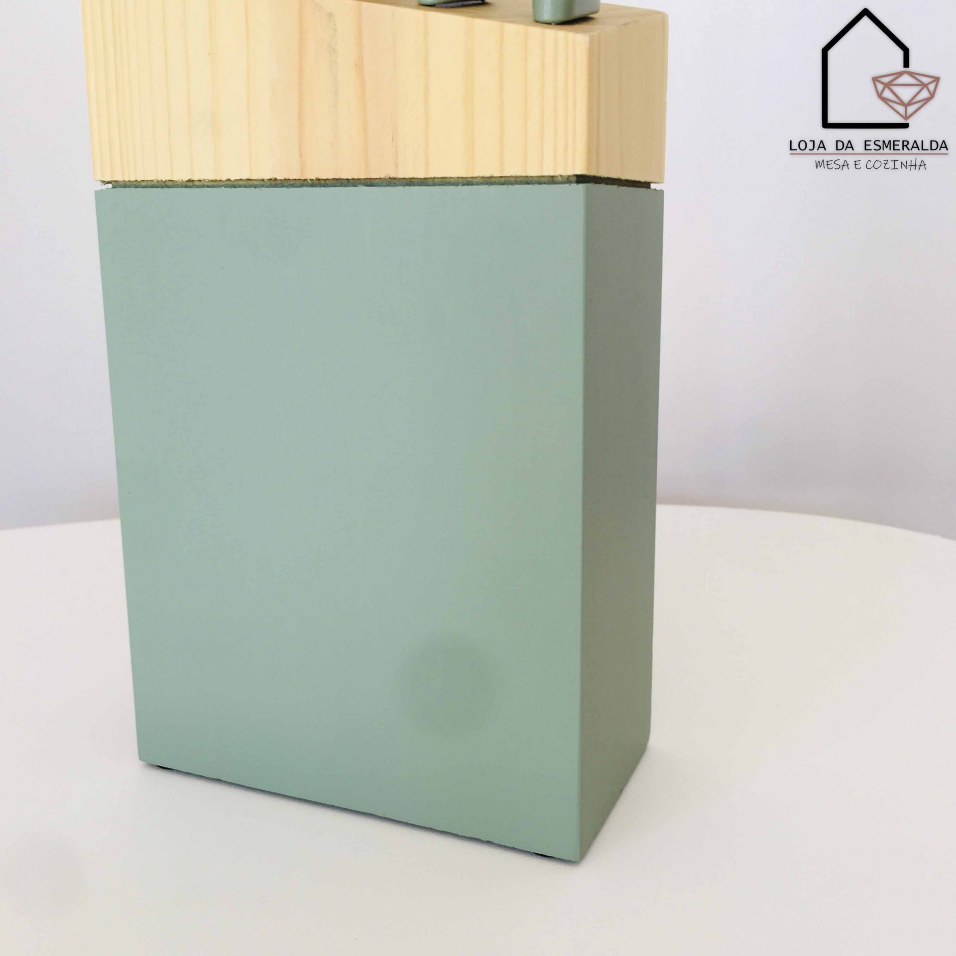 Bloco de facas verde com tampa em madeira clara e logótipo ao fundo
