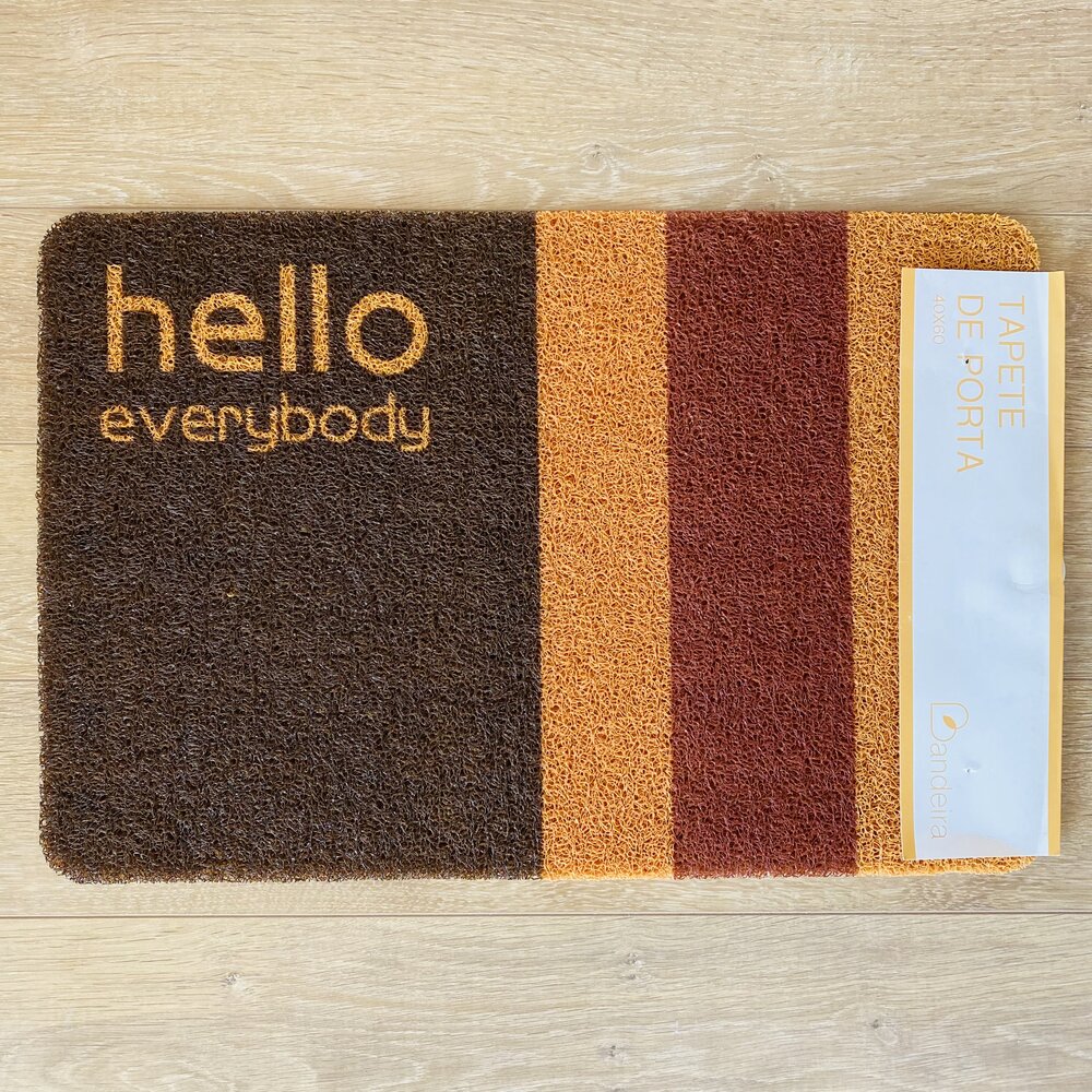 Tapete de porta com texto hello everybody e listras coloridas