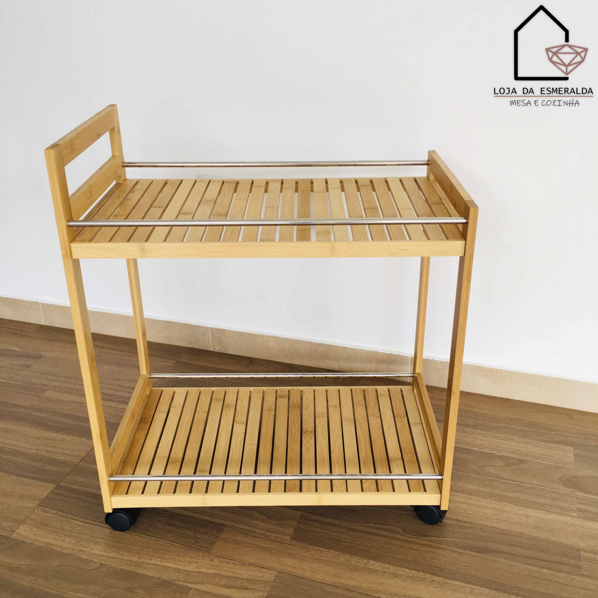 Carrinho de madeira clara com prateleiras e rodas