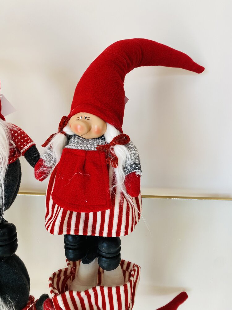 Boneco decorativo com roupas vermelhas e brancas e cabelo branco trançado