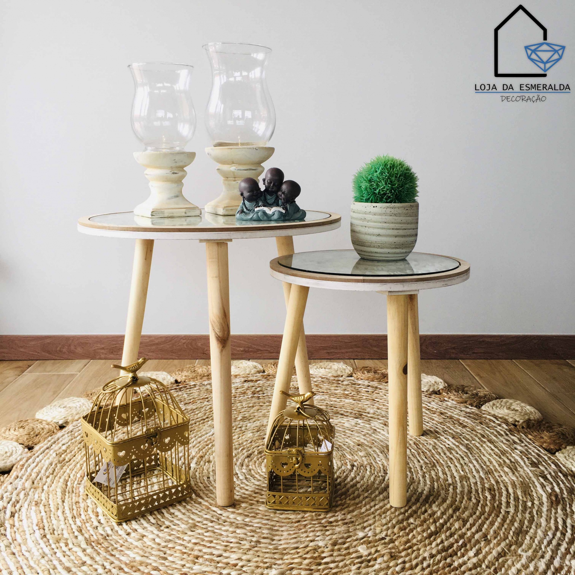 Mesas auxiliares de madeira com decoração e logo de loja no fundo