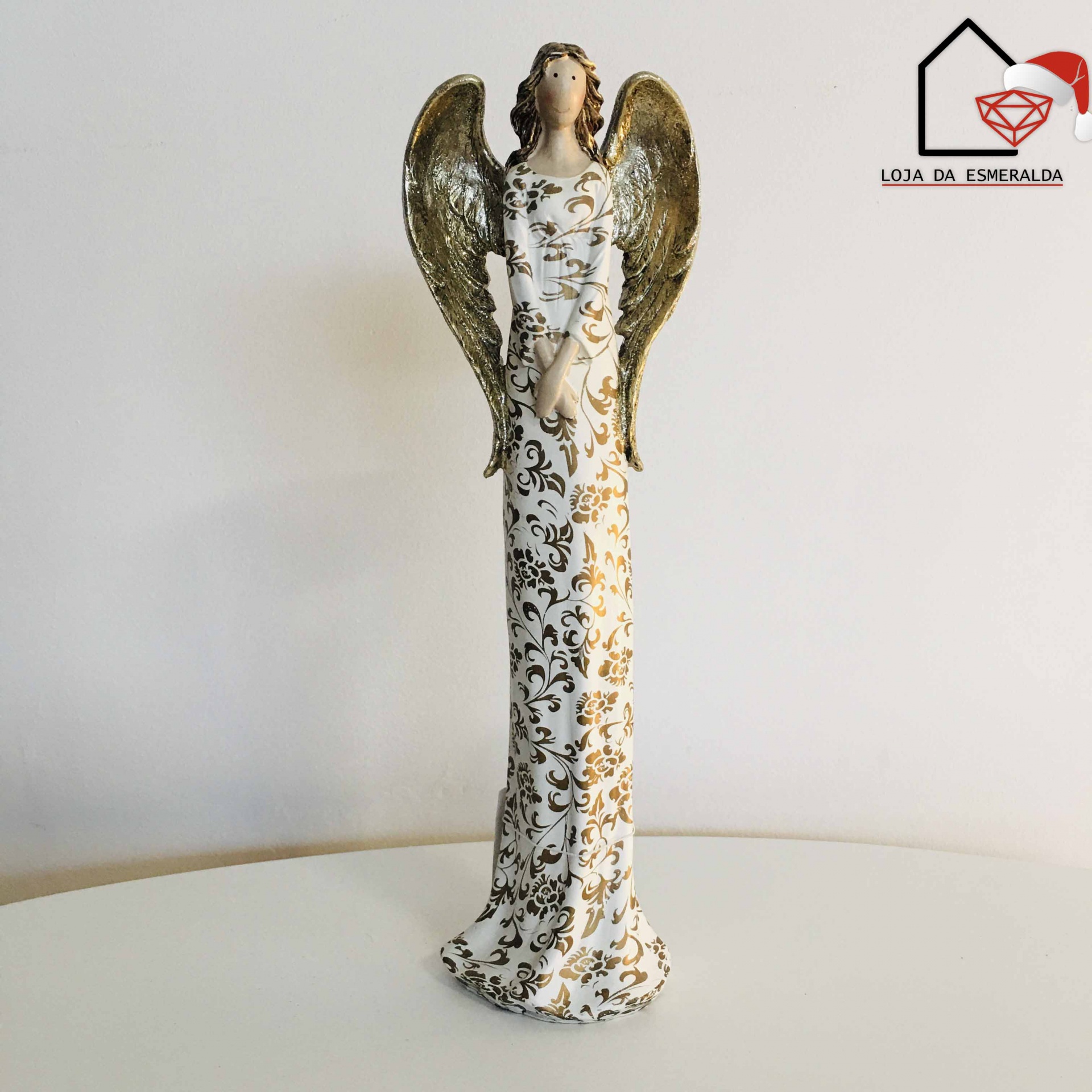 Estátua decorativa de anjo branca com padrões dourados e asas douradas