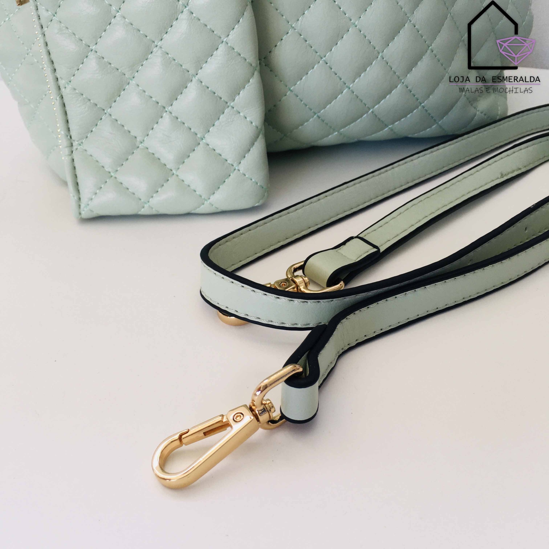 Bolsa verde pastel em couro sintético com alça removível e ferragens douradas