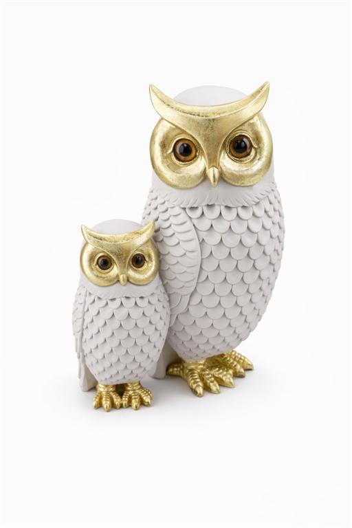 Estatuetas de coruja branca com detalhes dourados em fundo branco