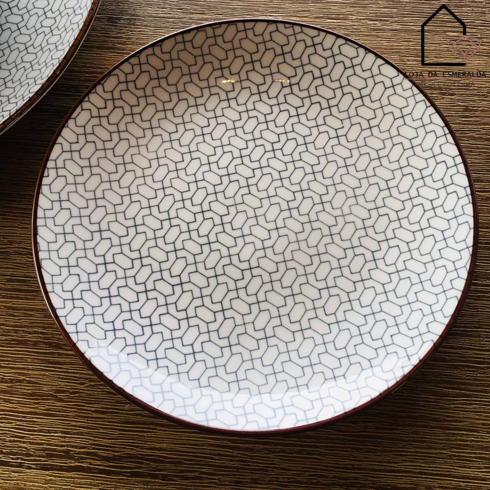 Prato redondo de cerâmica com padrão geométrico cinza claro e branco