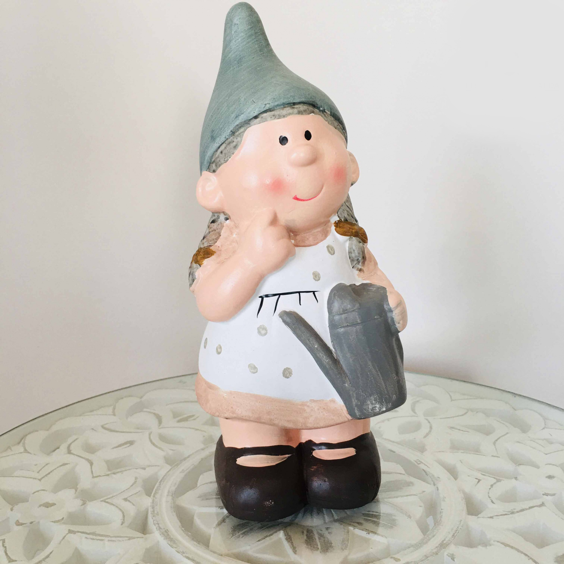 Figura decorativa de gnomo de jardim com regador