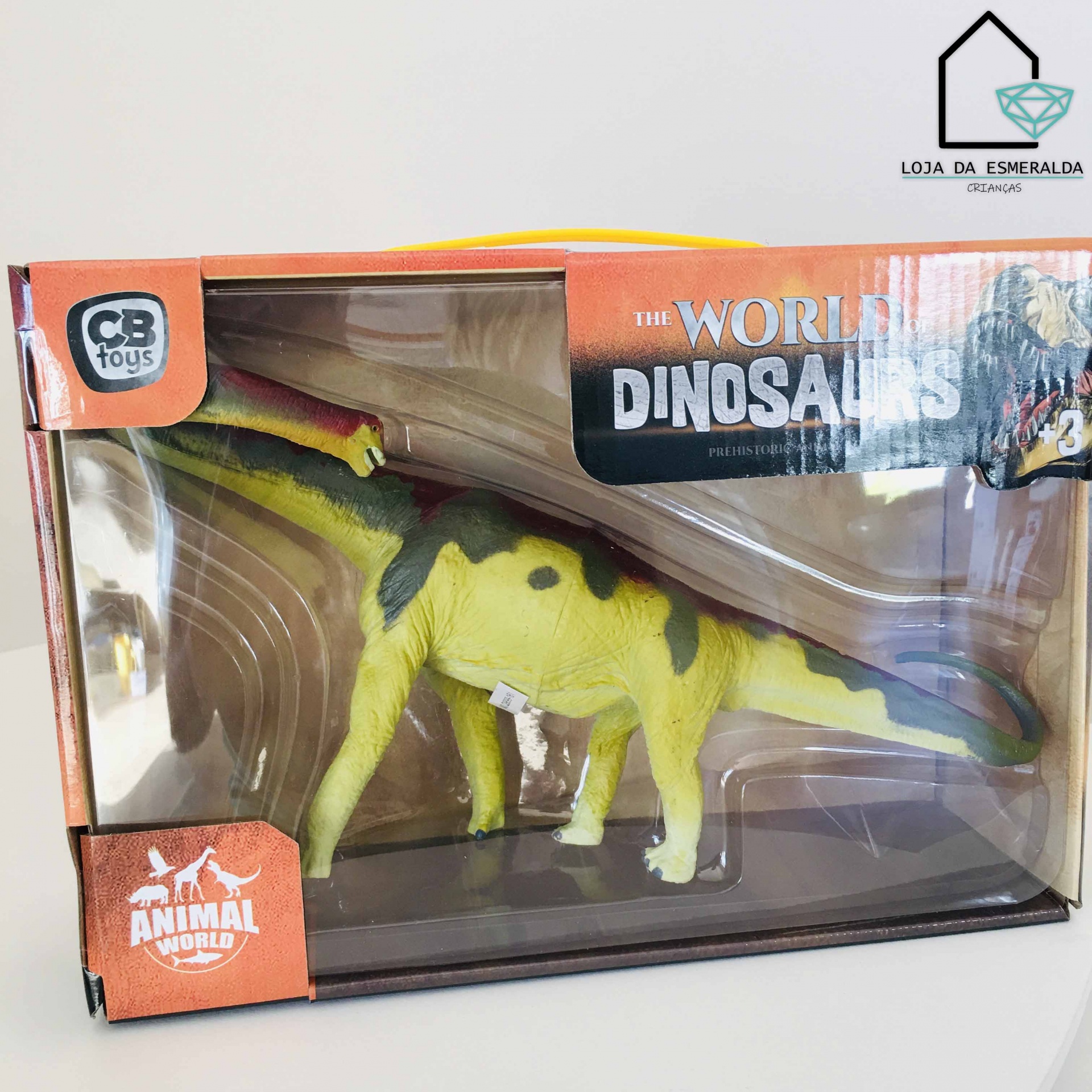 Figura de dinossauro amarelo, verde e preto em embalagem transparente e de cartão com textos