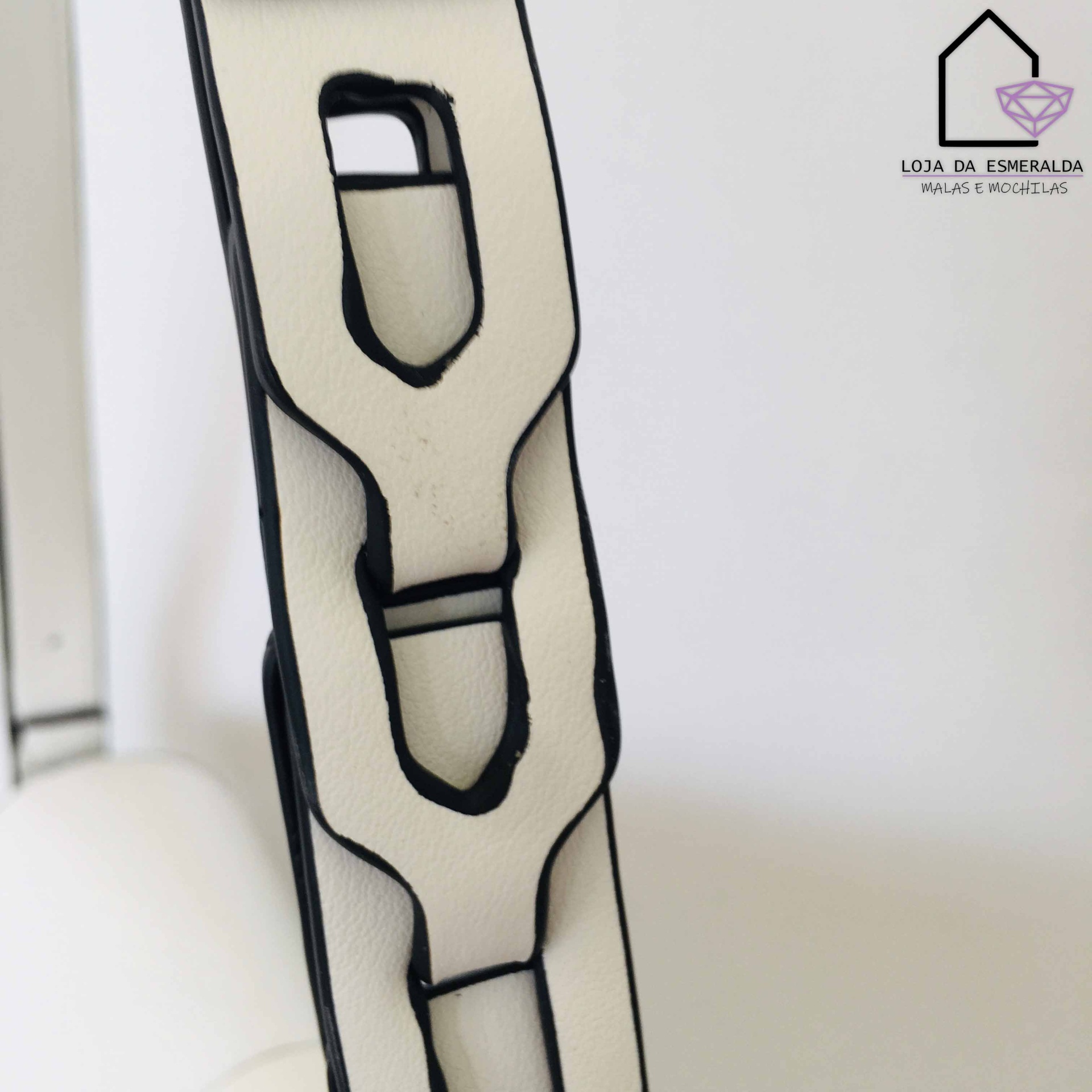 alça ou correia branca com bordas pretas e recortes retangulares