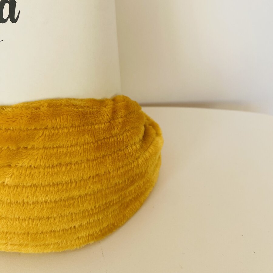 Gorro amarelo felpudo com riscas horizontais em fundo branco