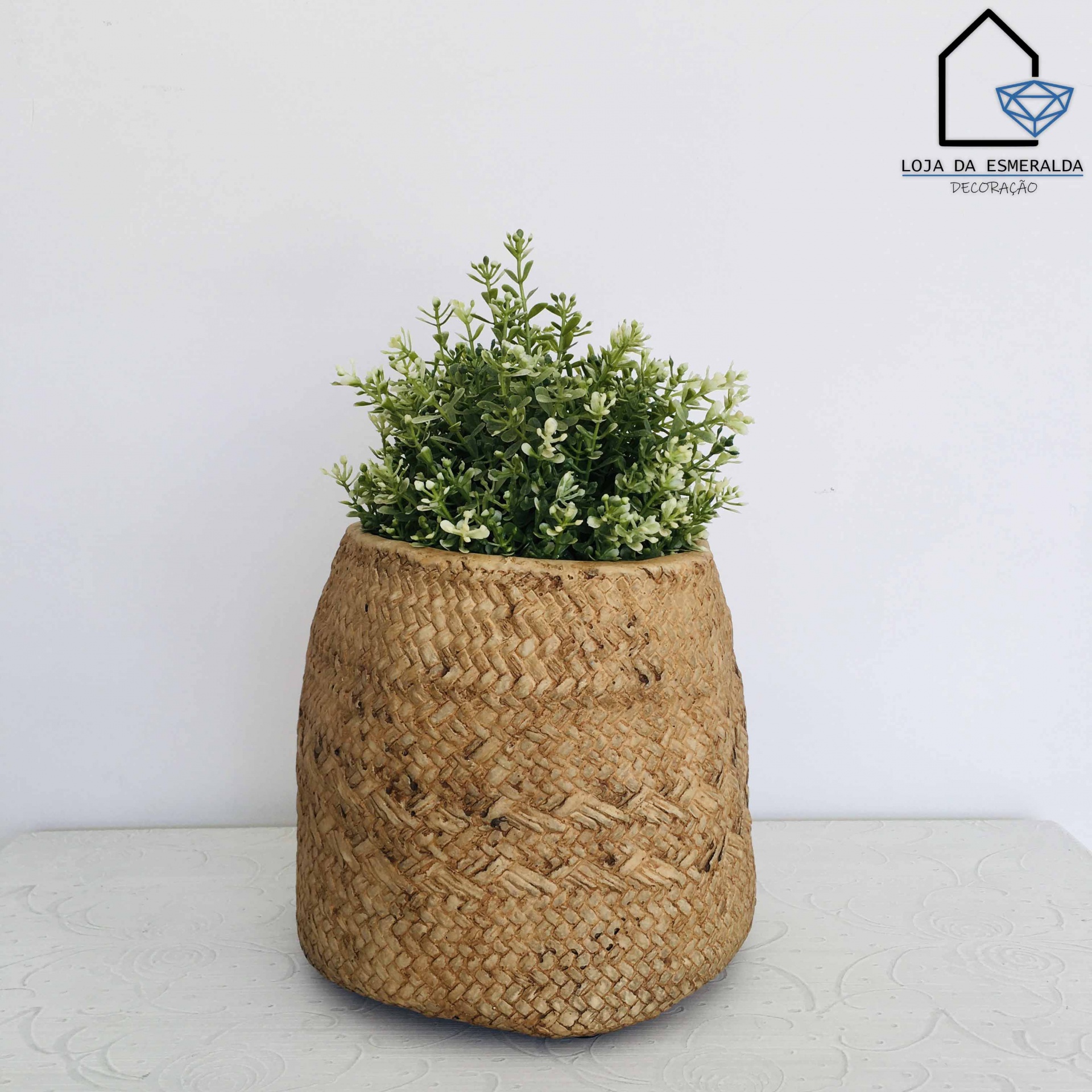 Vaso em rattan com plantas artificiais verdes e logótipo Loja da Esmeralda